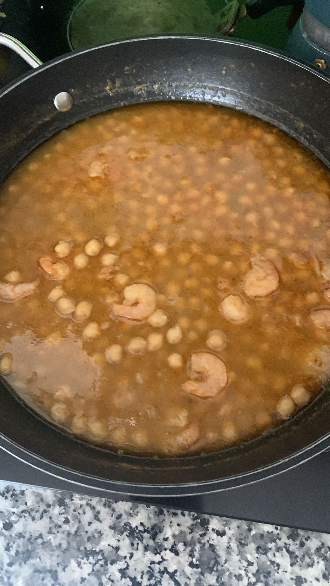 guiso de garbanzos y gambas