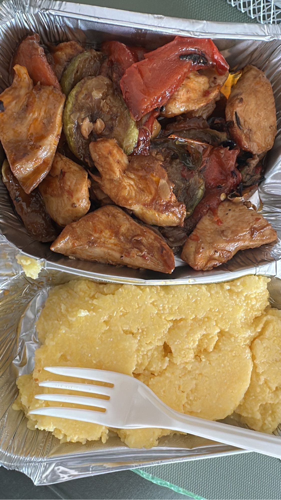 Pui cu legume și mămăligă