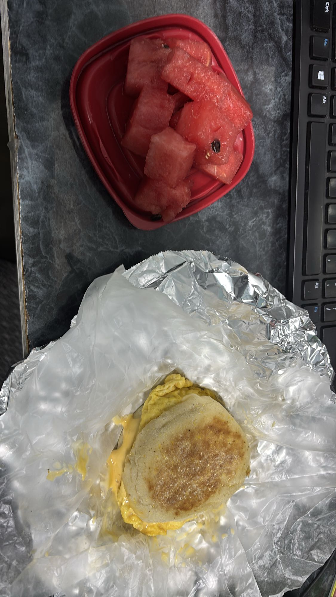 Sándwich de huevo y sandía