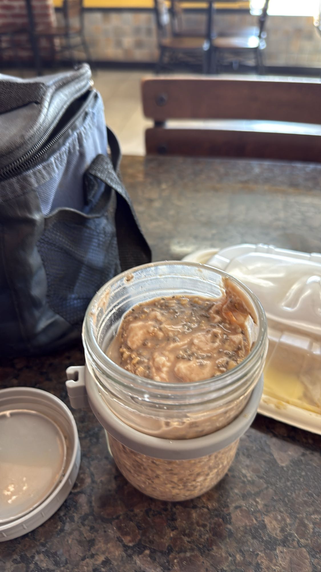 Gruau du lendemain cacao-banane avec yogourt protéiné