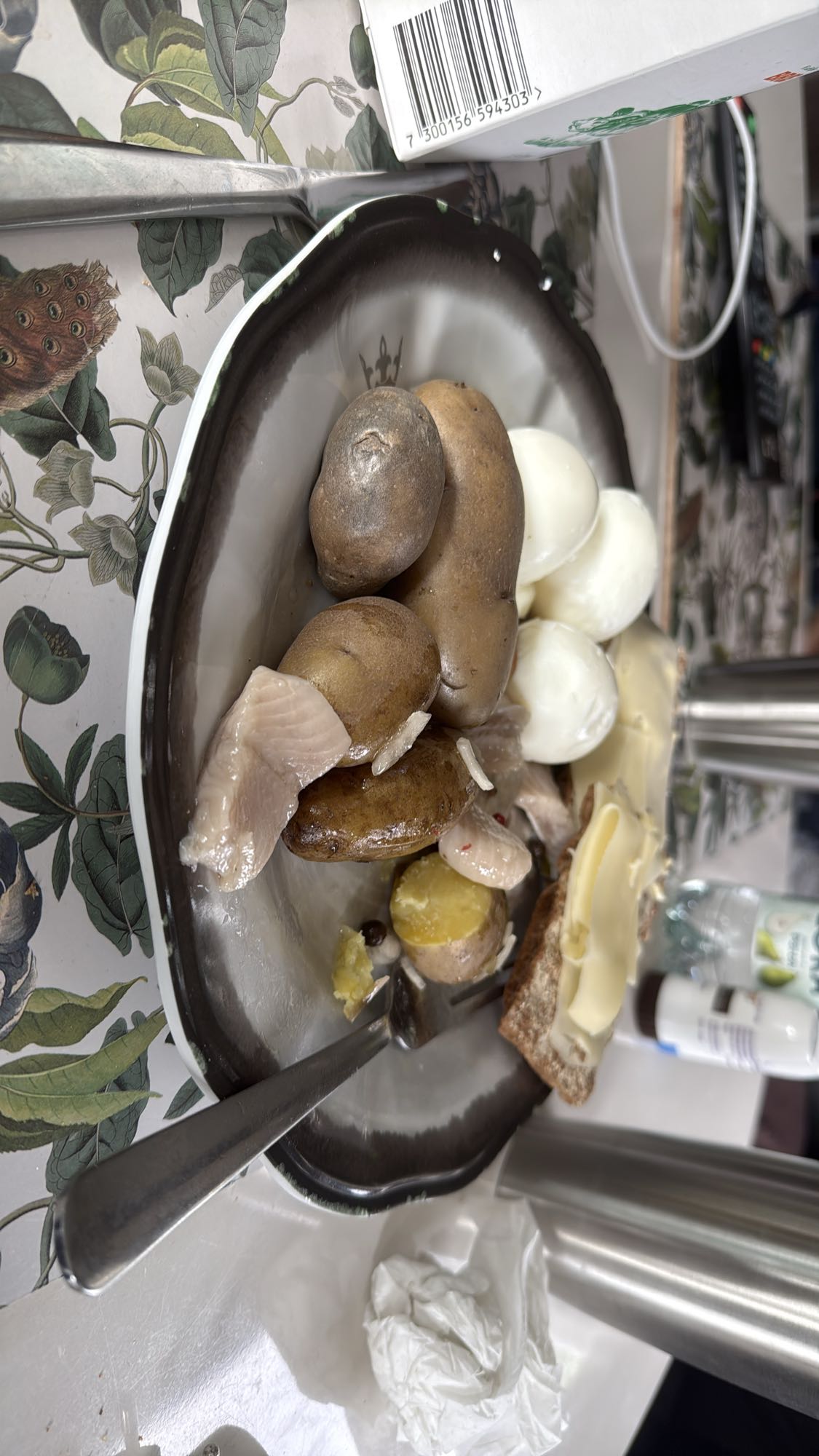 Sill, potatis och ägg tallrik