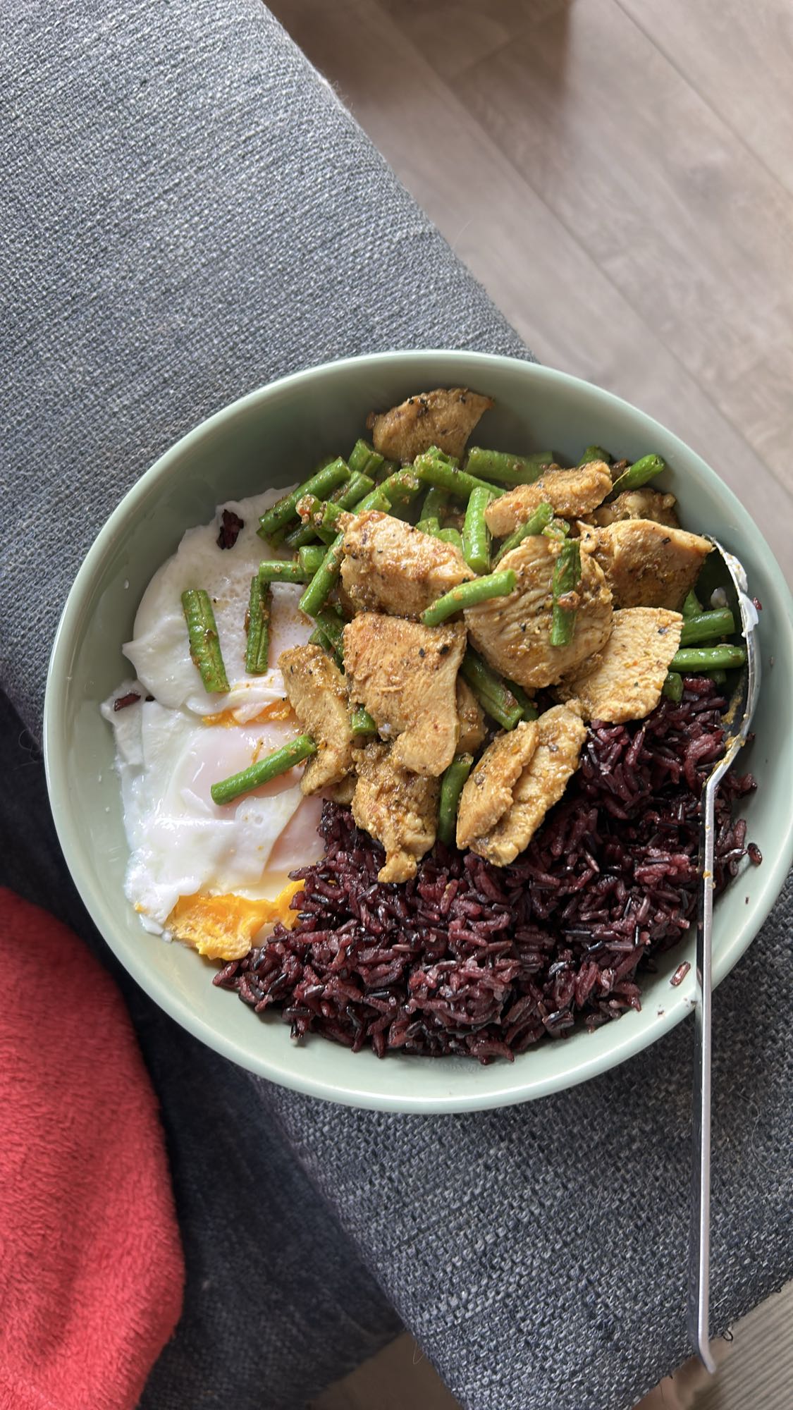 Kylling med svart risbolle