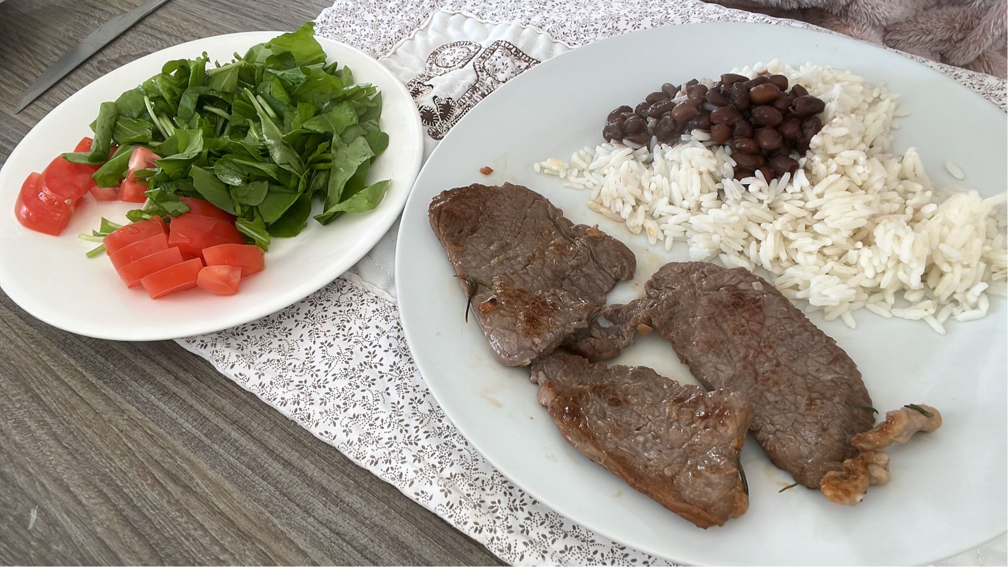 Bife, arroz, feijão e salada