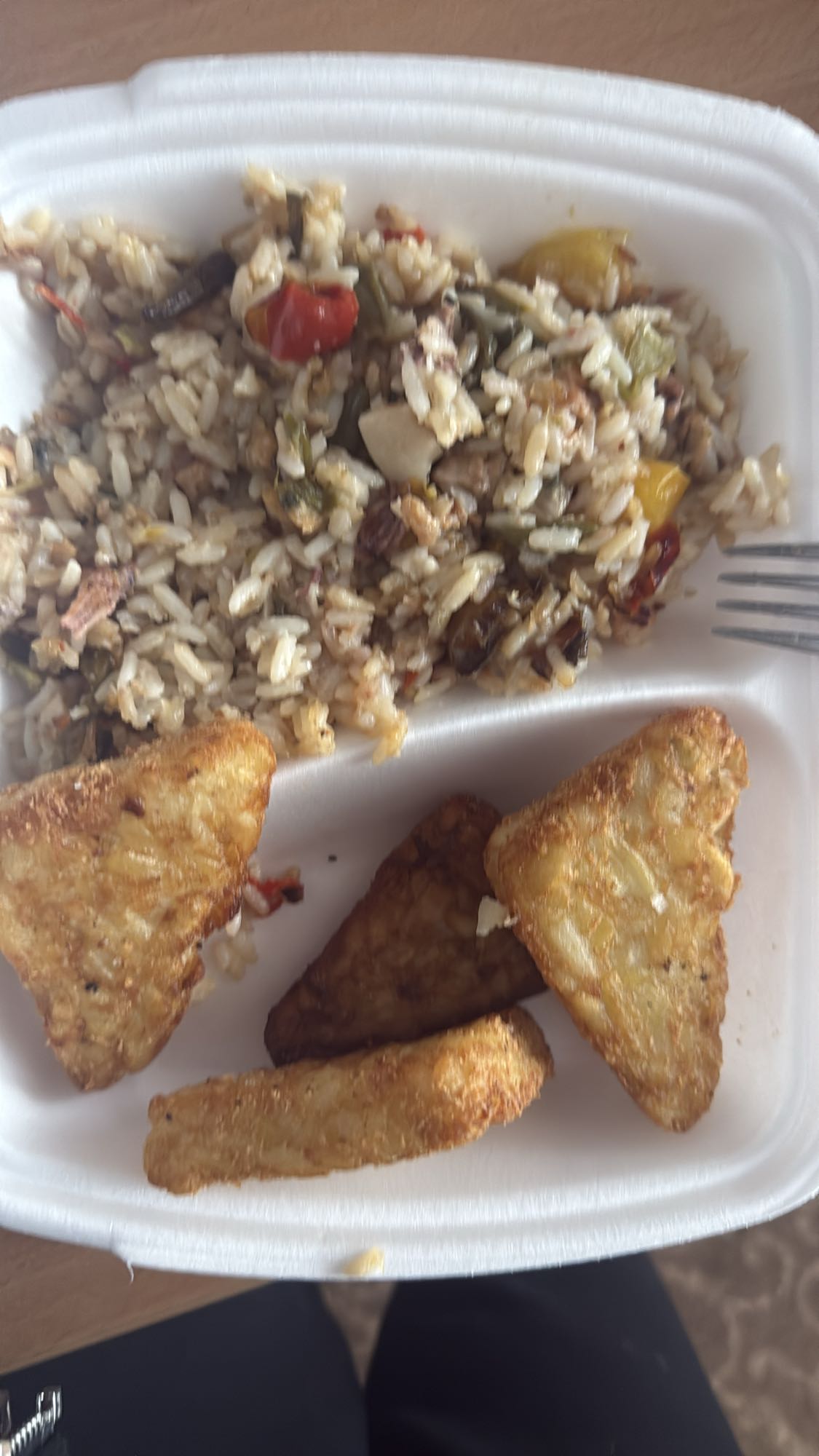 Orez cu legume și cartofi prăjiți