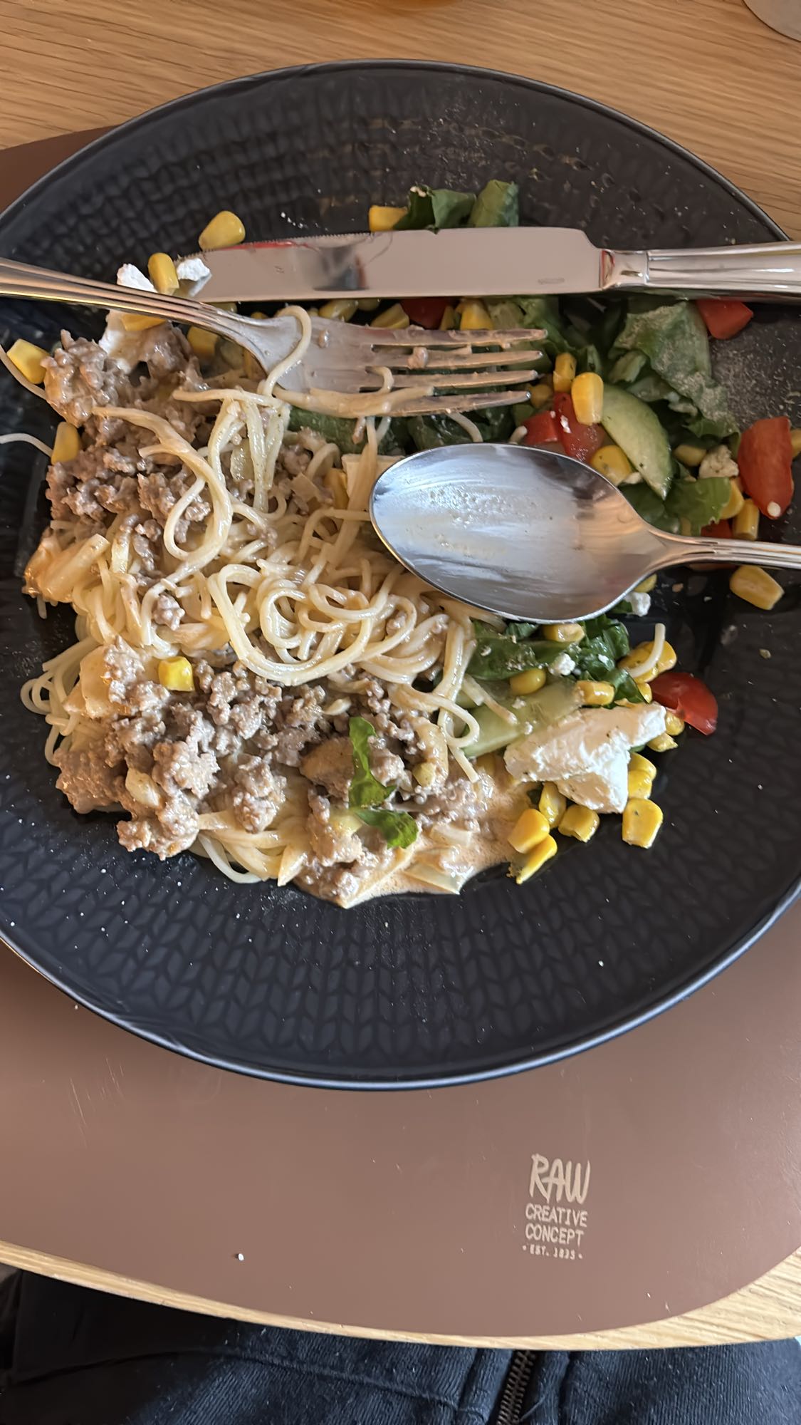Pasta med köttfärs och sallad
