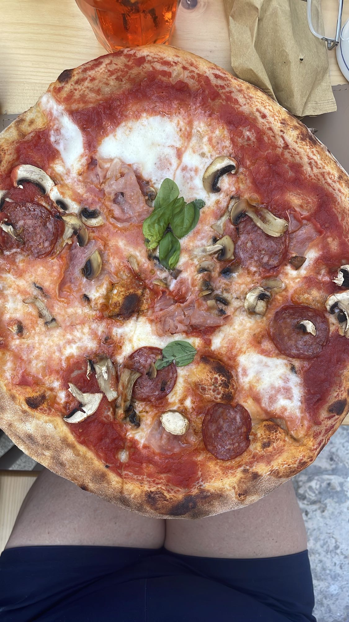 Pizza cu salam și ciuperci