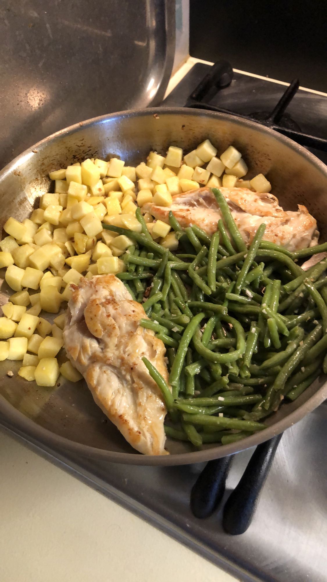 Poulet, haricots verts, pommes