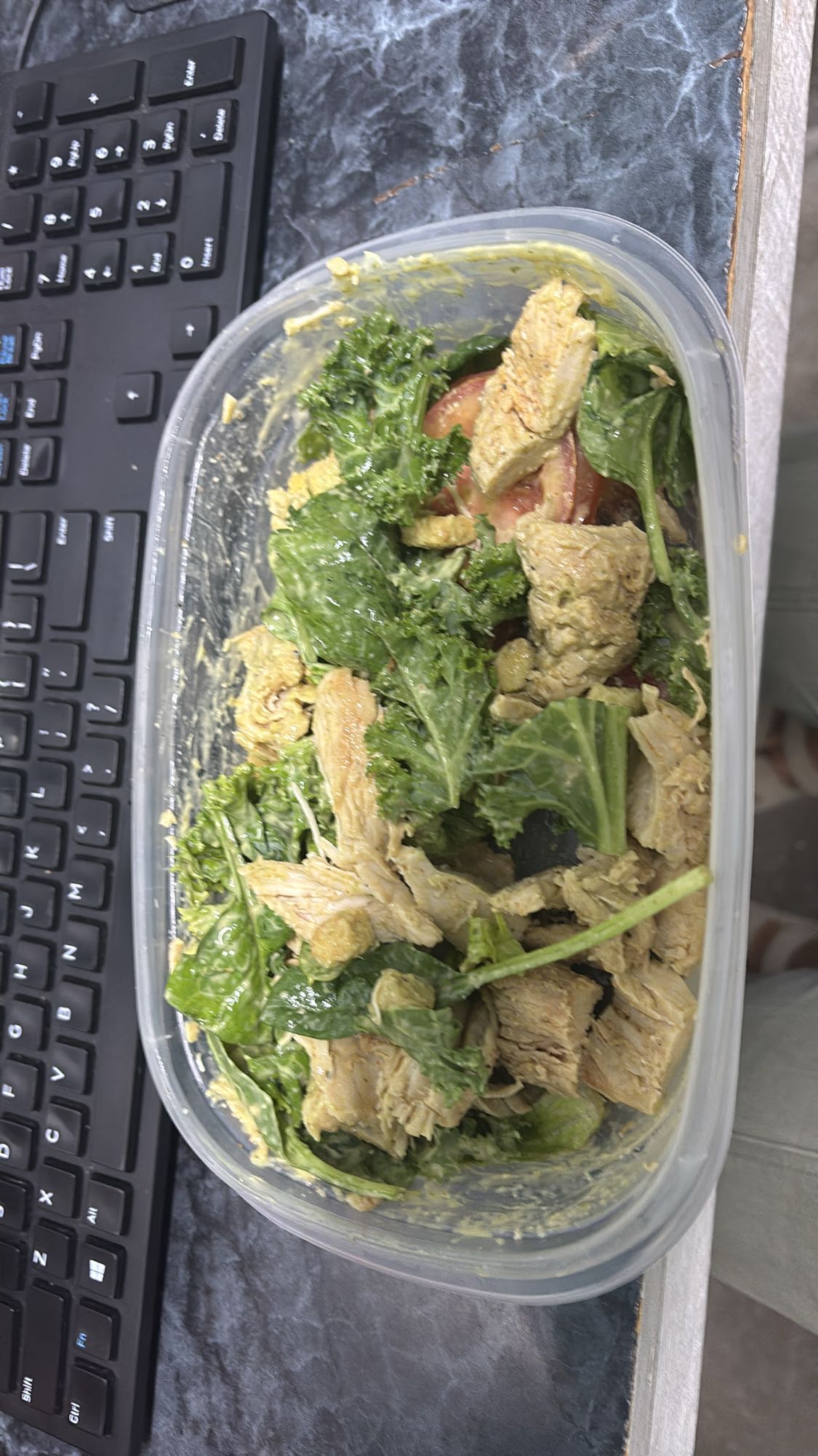 ensalada de pollo y kale