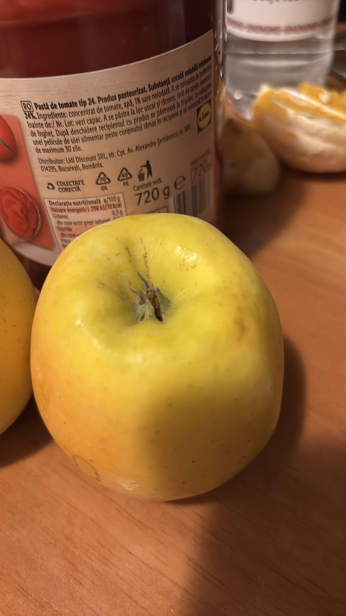 Măr și pastă de roșii