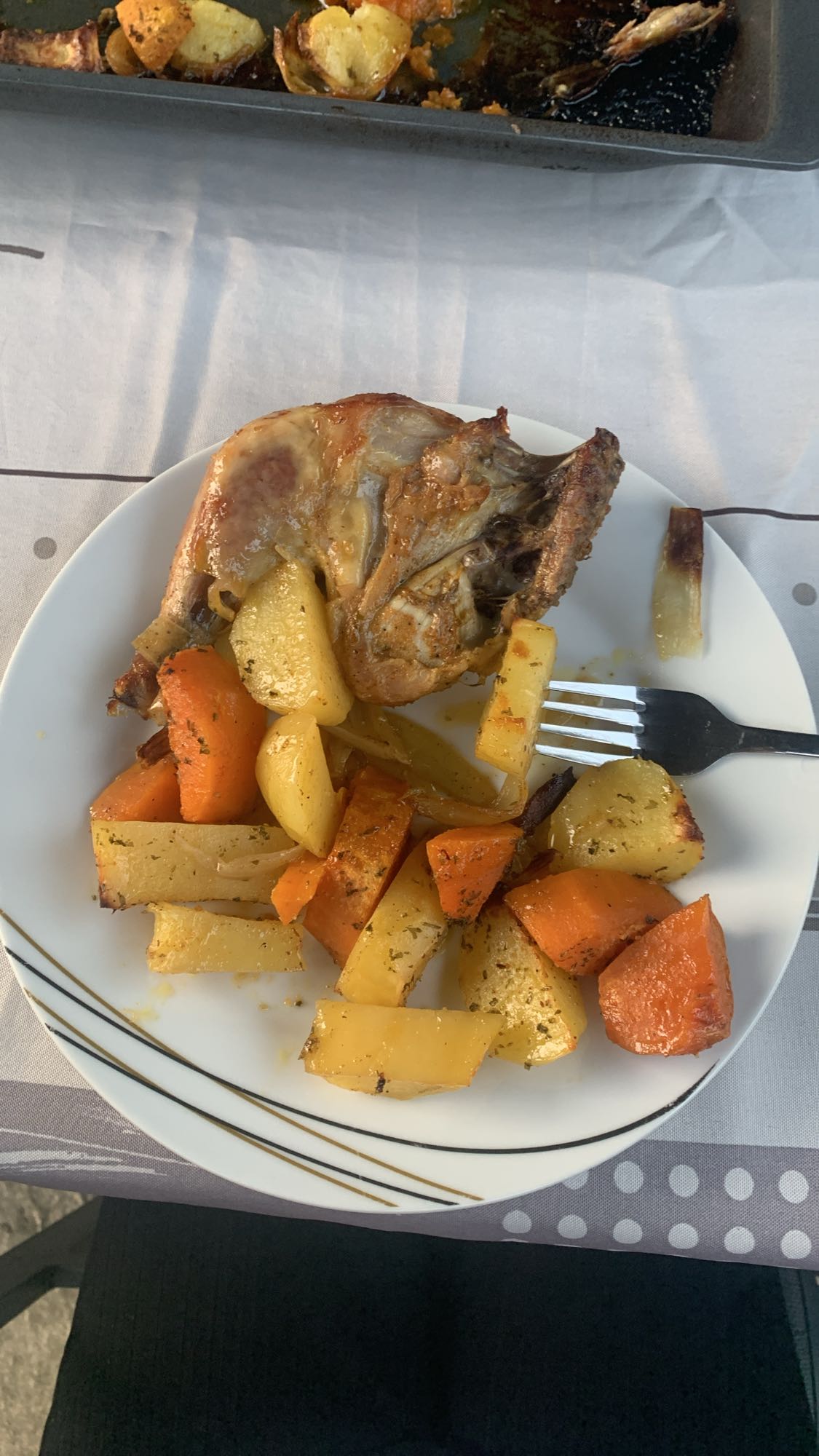 Poulet rôti, patates douces et pommes de terre