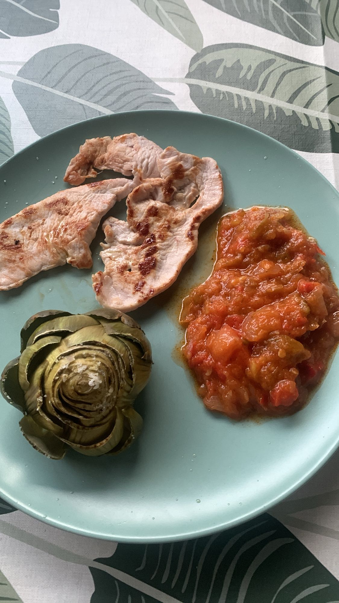 Pavo con alcachofa y salsa