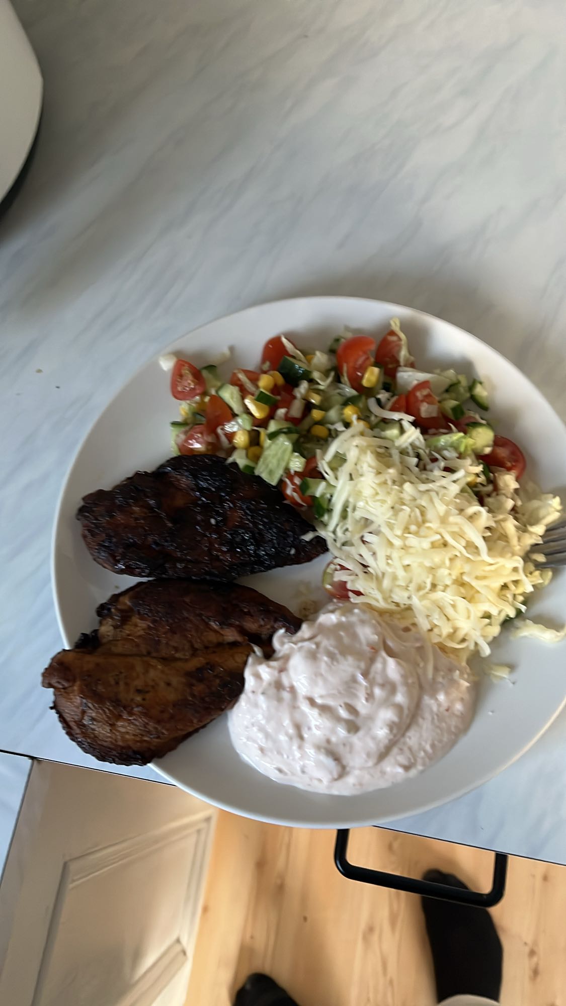 Kyckling med sallad och sås