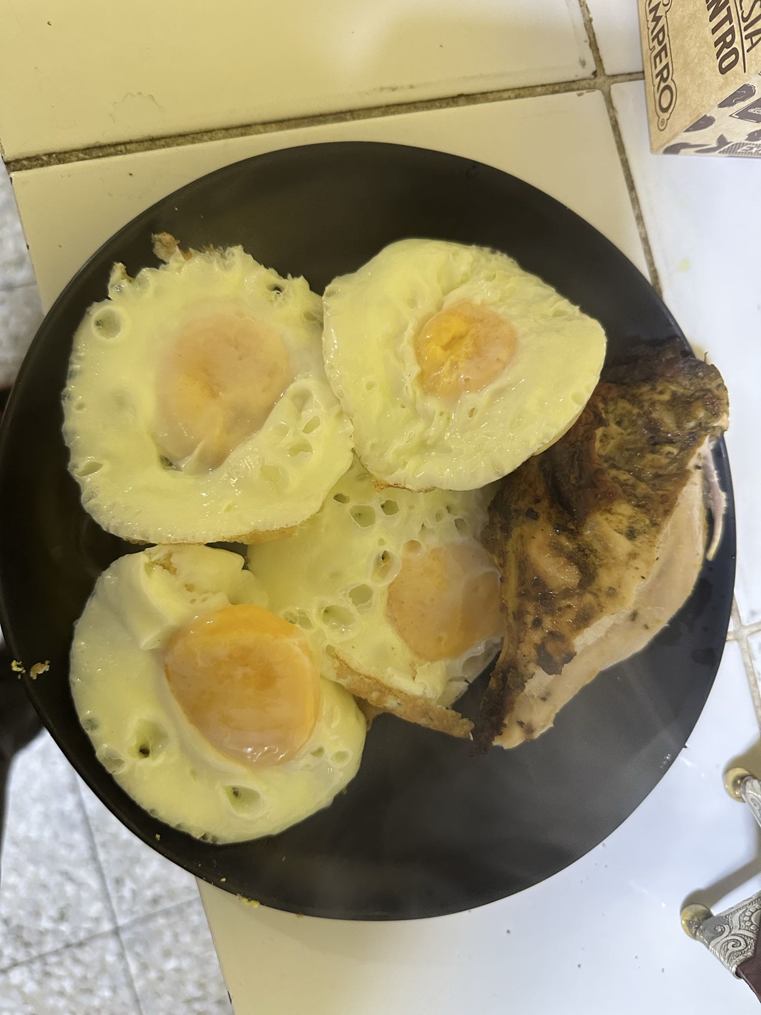 Huevos fritos y pollo