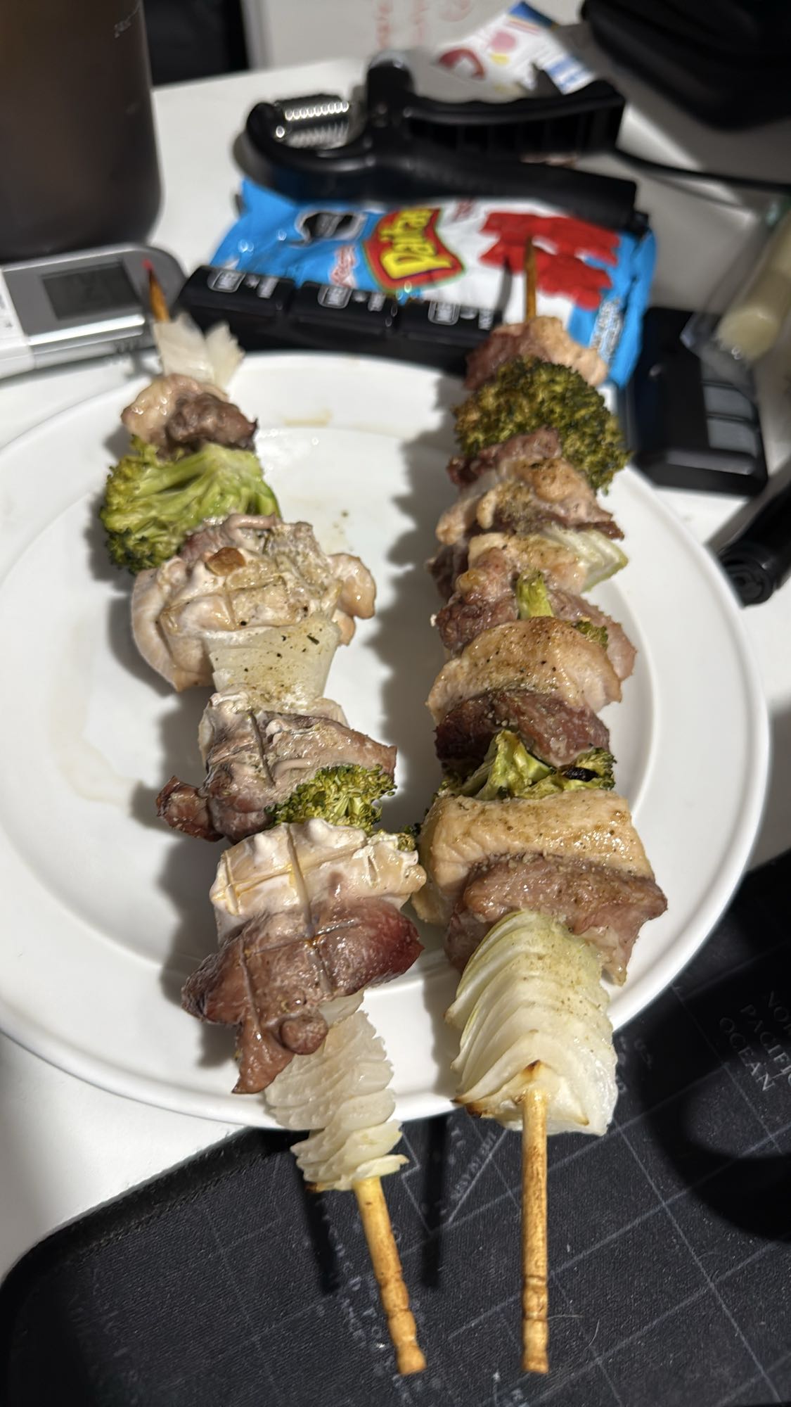 Brochetas de lomo de cerdo, pechuga de pollo, brócoli y cebolla