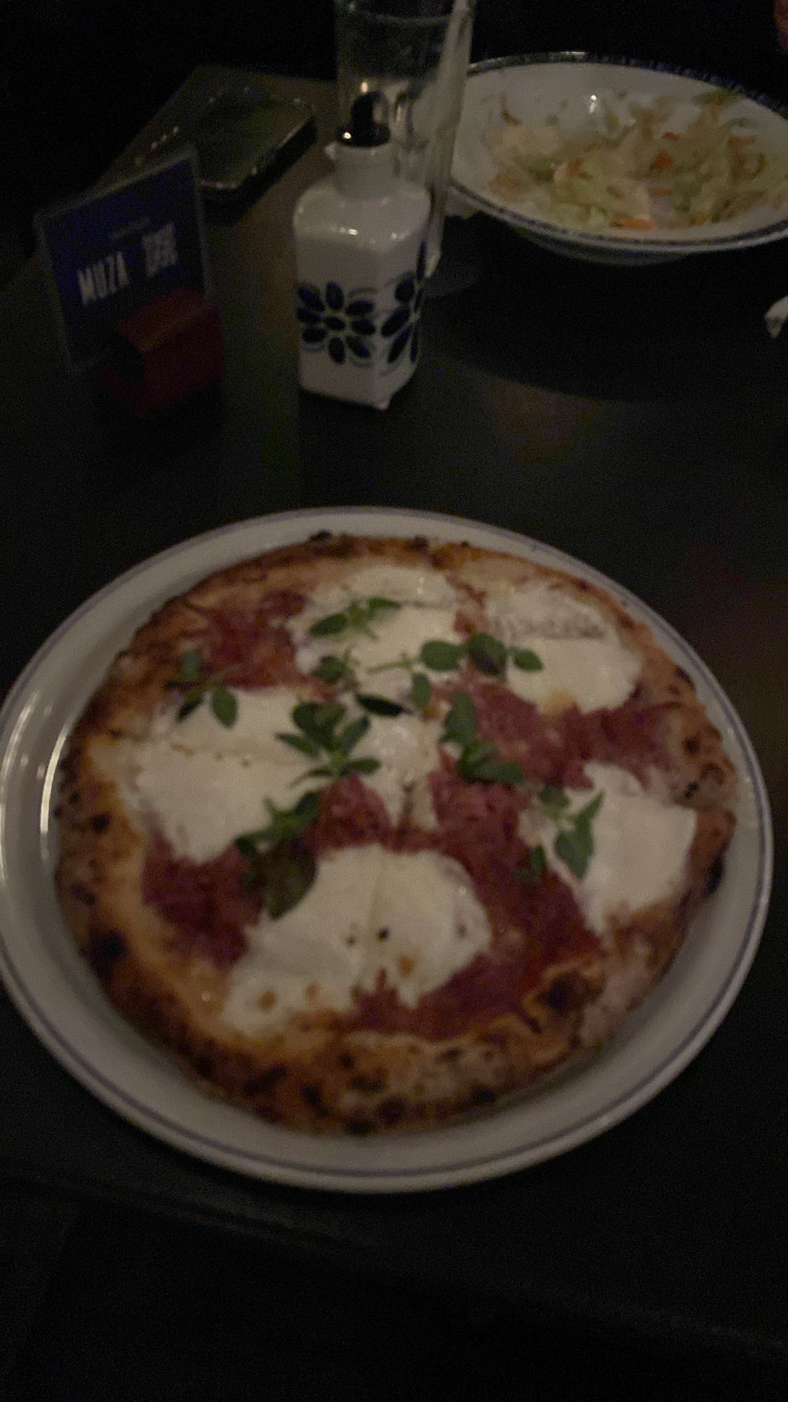 Pizza de salame e mussarela