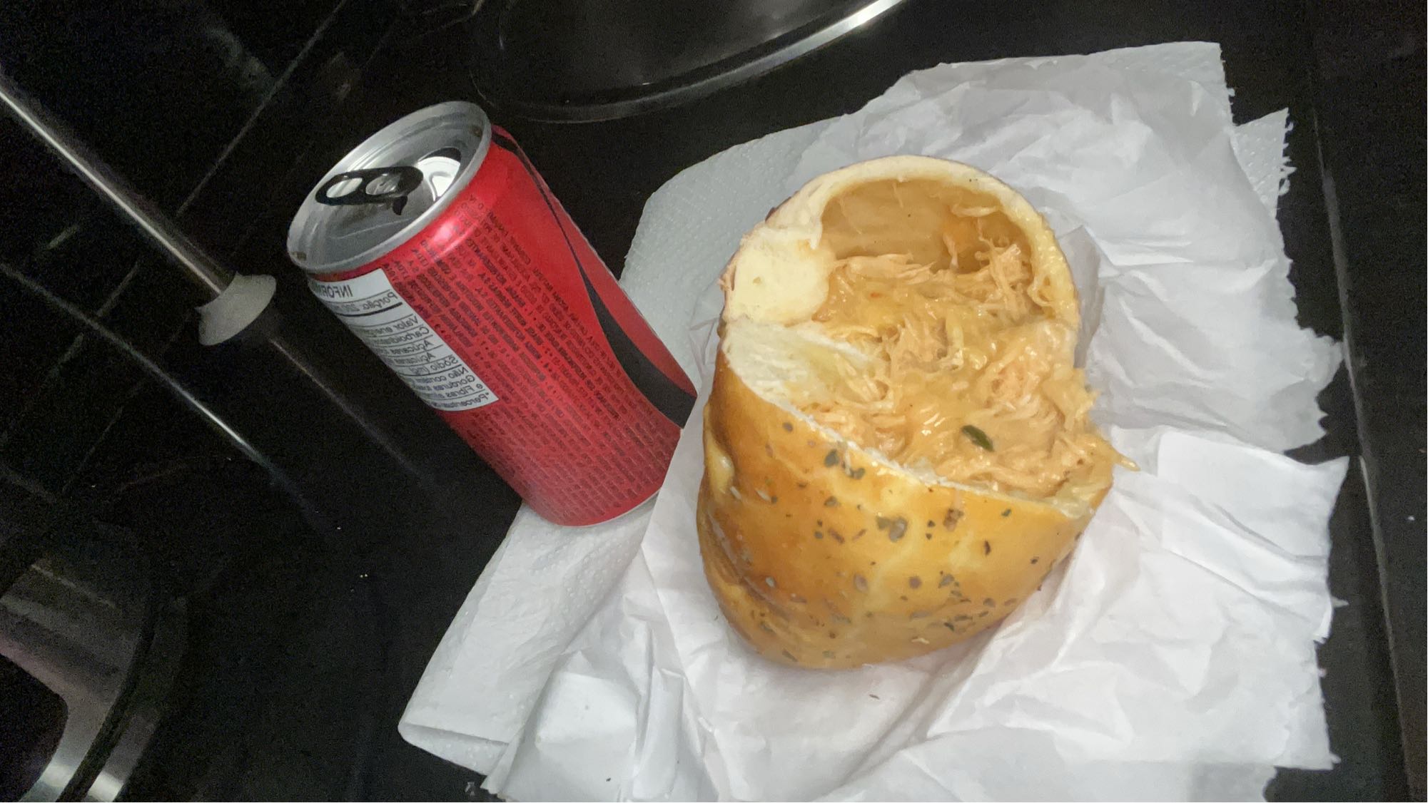 Pão recheado frango e refrigerante