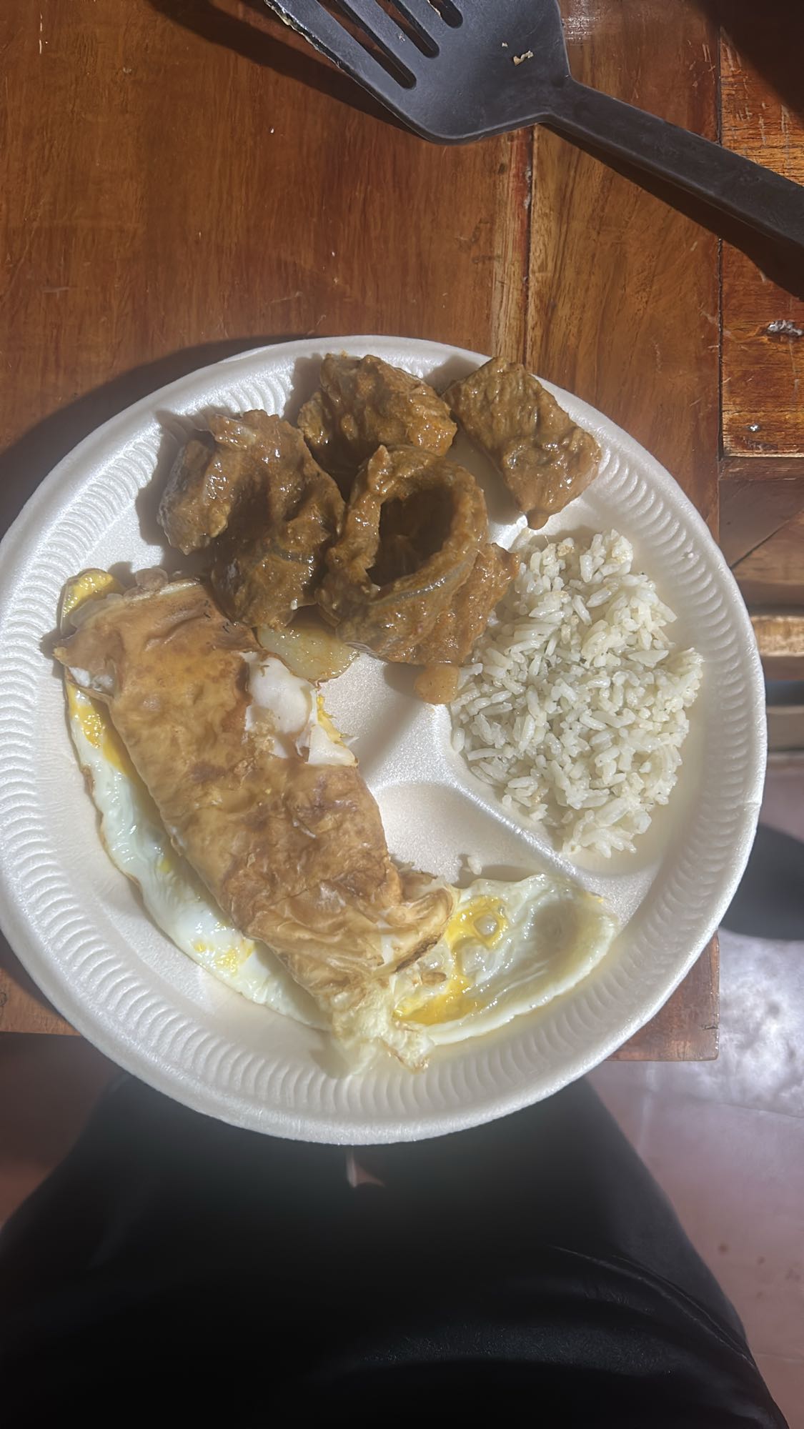 Carne con arroz y huevo