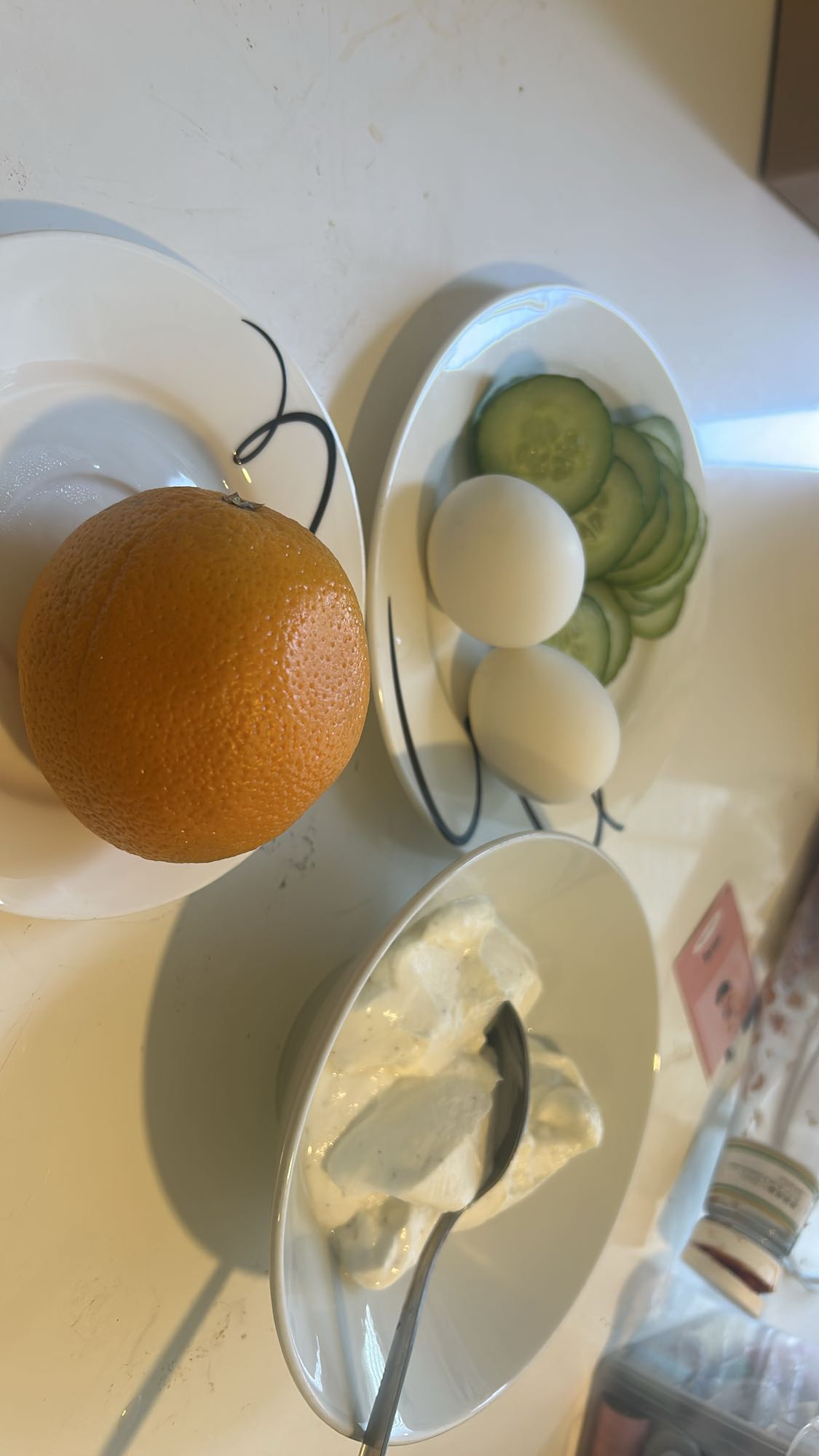 Frukost med ägg och yoghurt