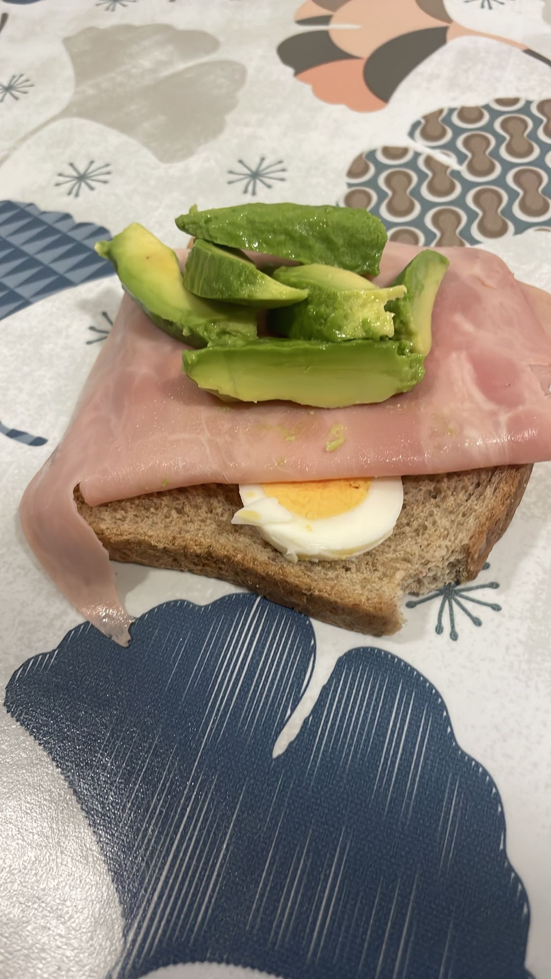 Tostada con jamón y aguacate