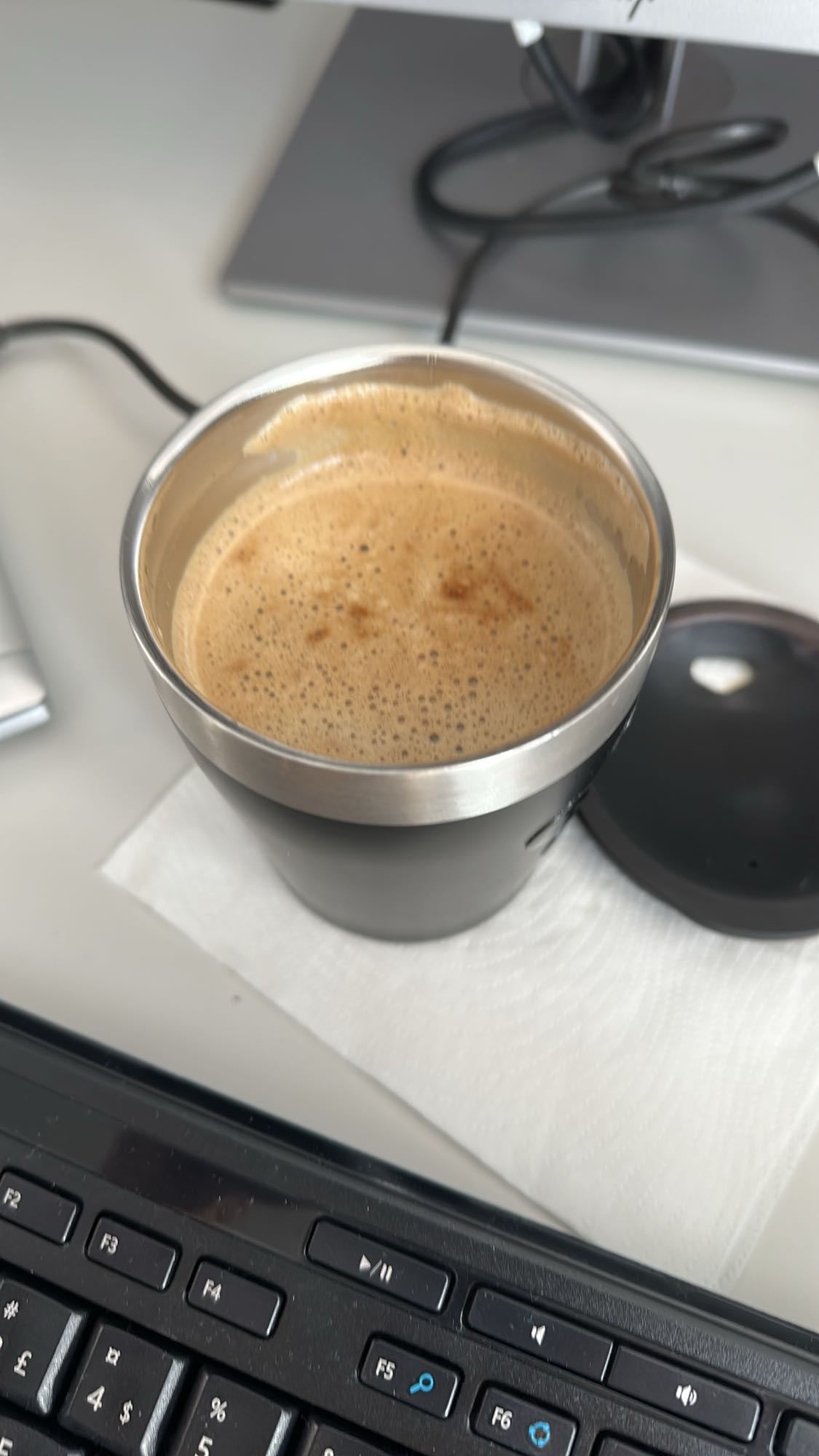 Svart kaffe med skum