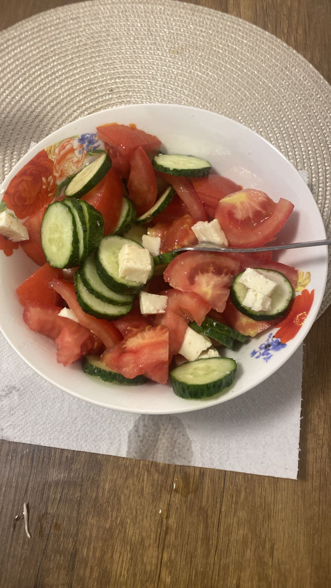 Salată cu roșii și castraveți