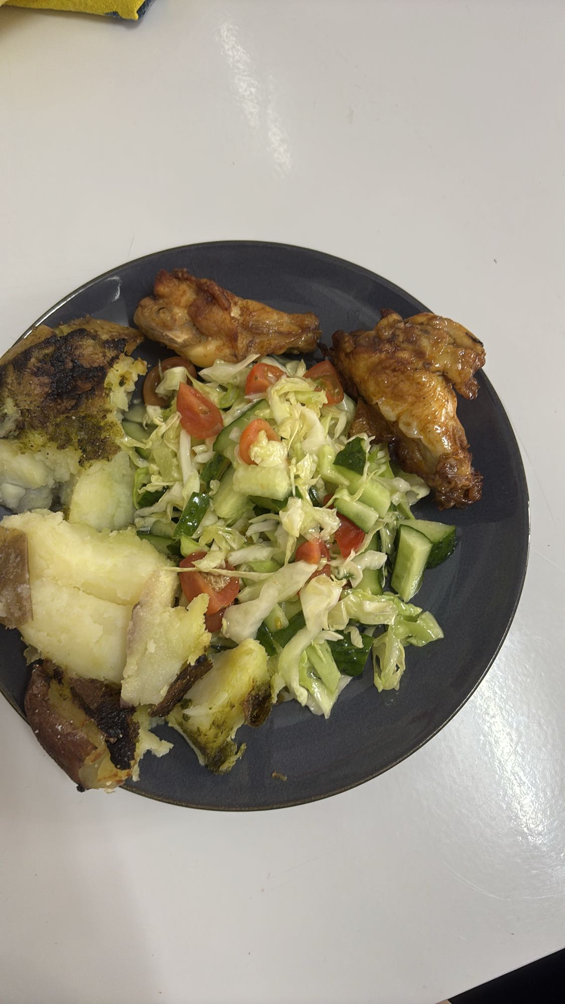 Cartofi, aripioare, salată