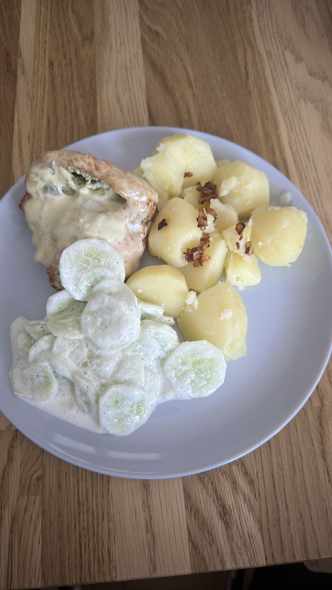 Kurczak z ziemniakami i mizerią