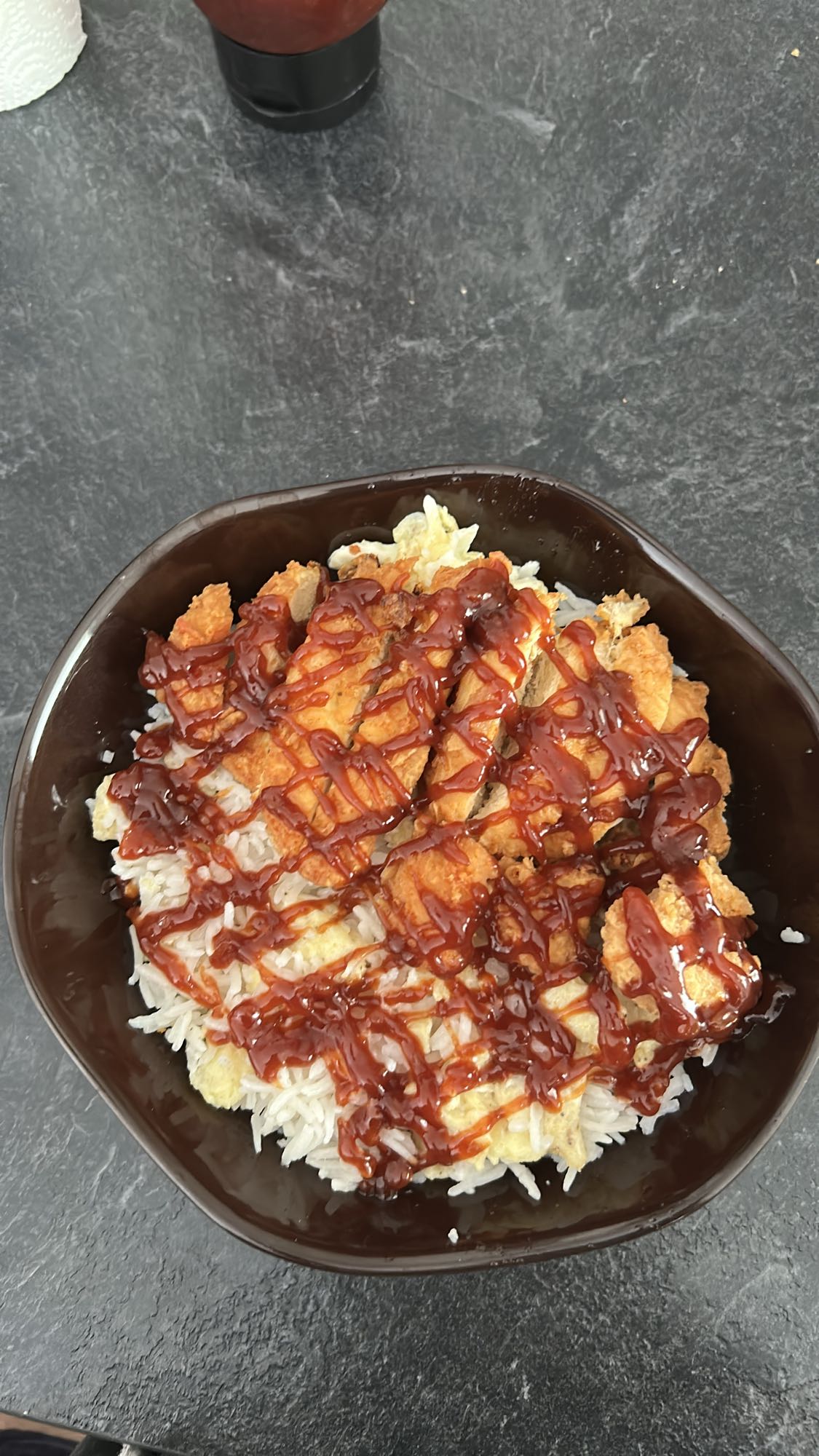 Poulet croustillant sur riz