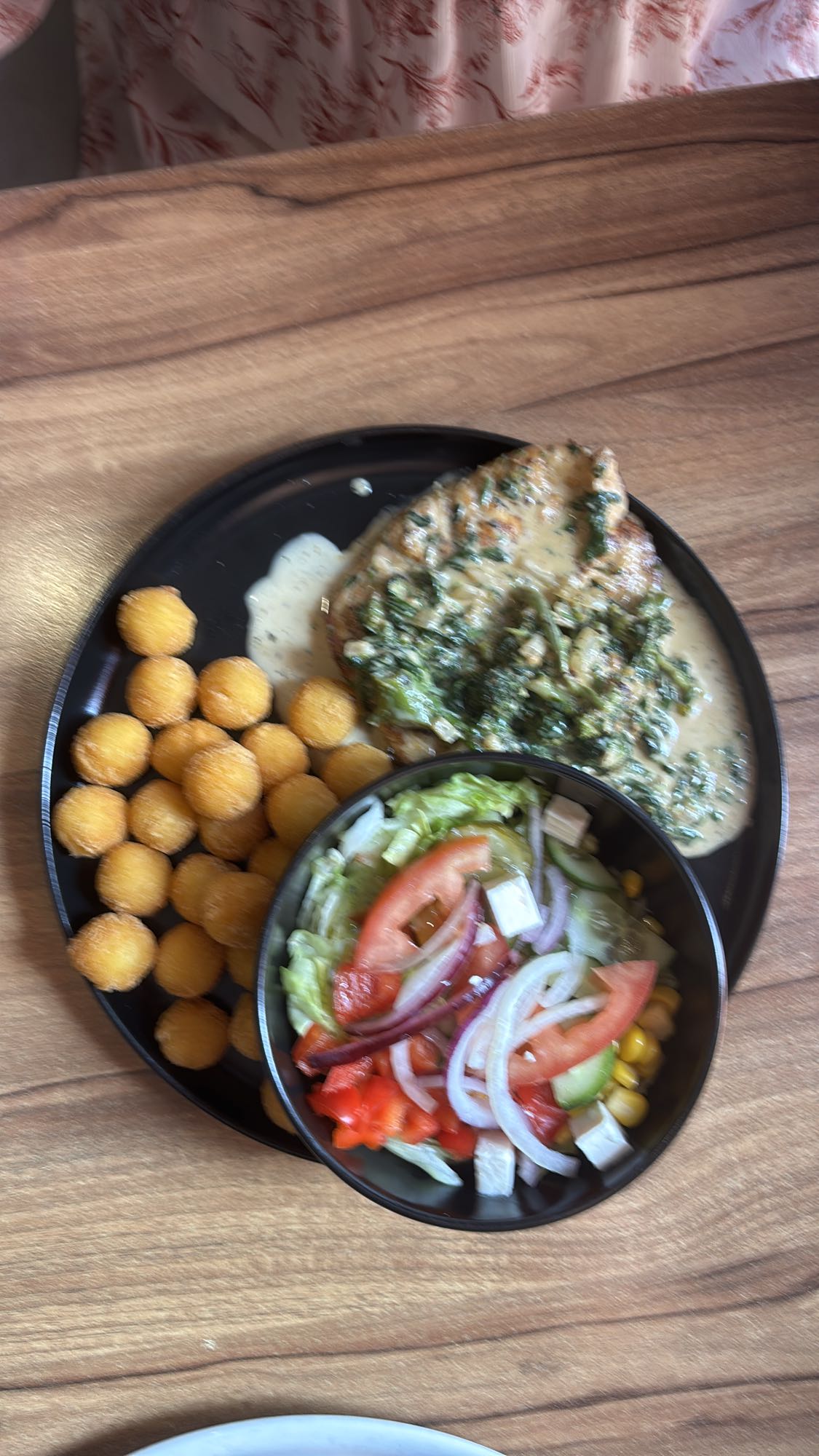 Kurczak ze szpinakiem i sałatką