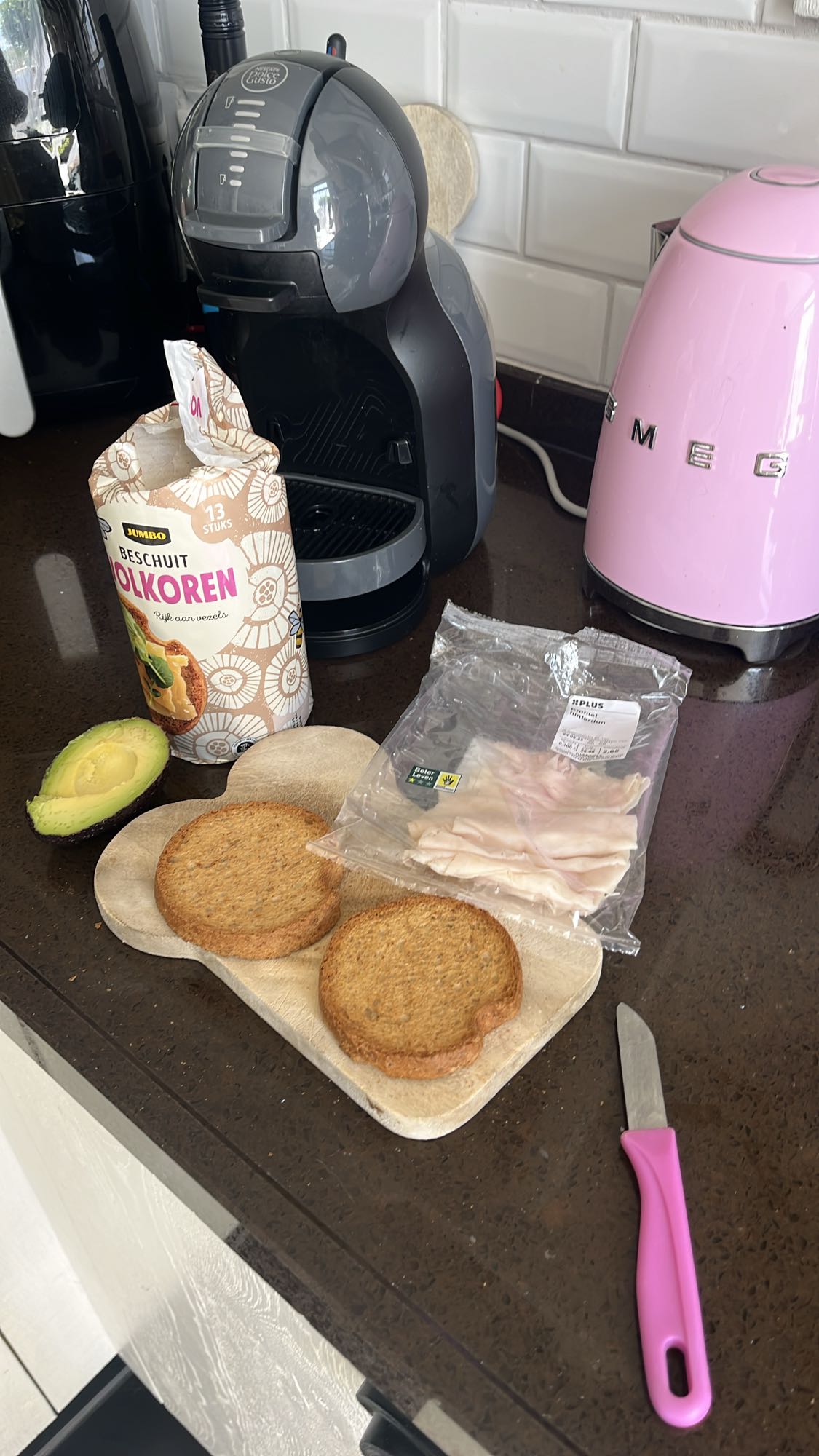 Volkoren beschuit kip avocado