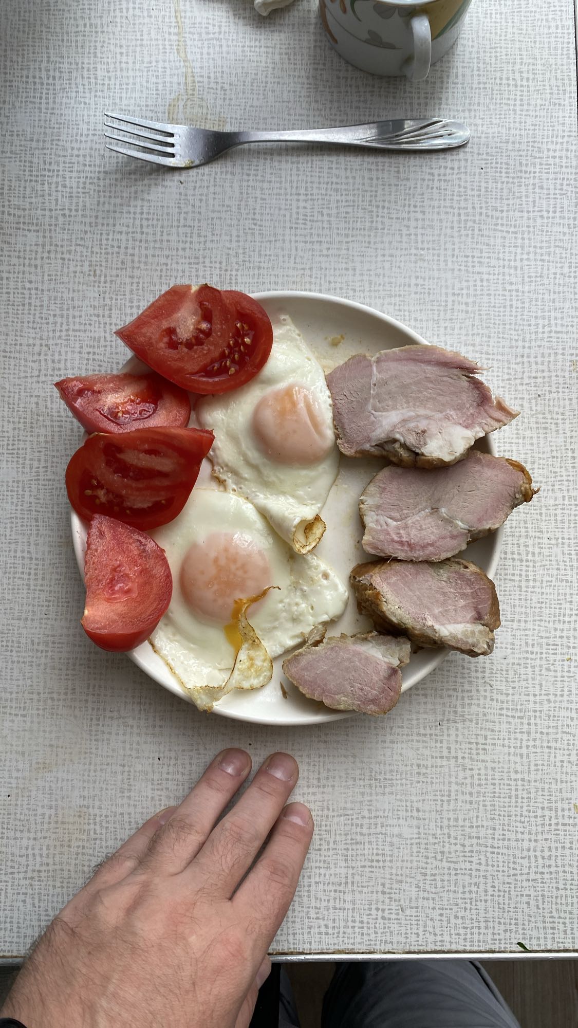 Яйца с мясом и помидорами