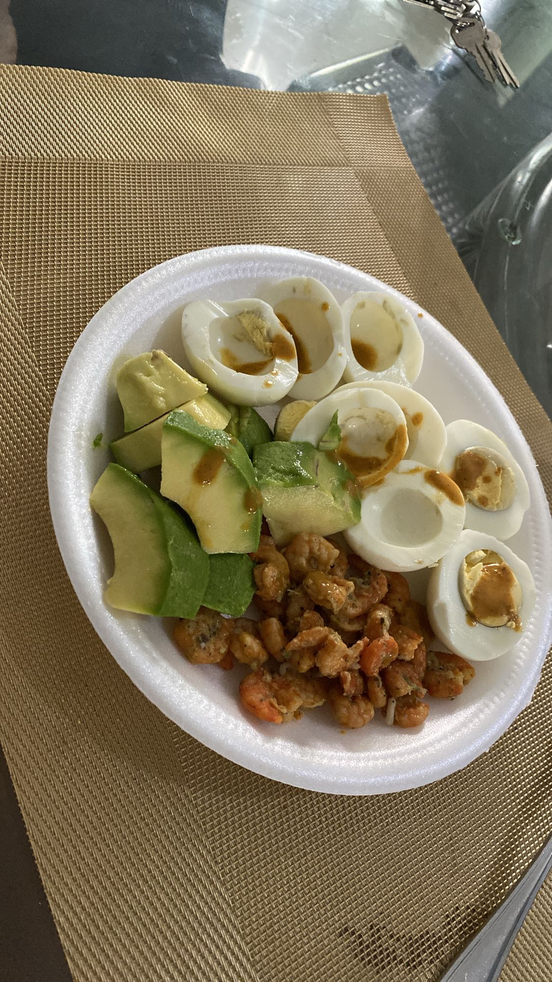 Huevos, camarones y aguacate