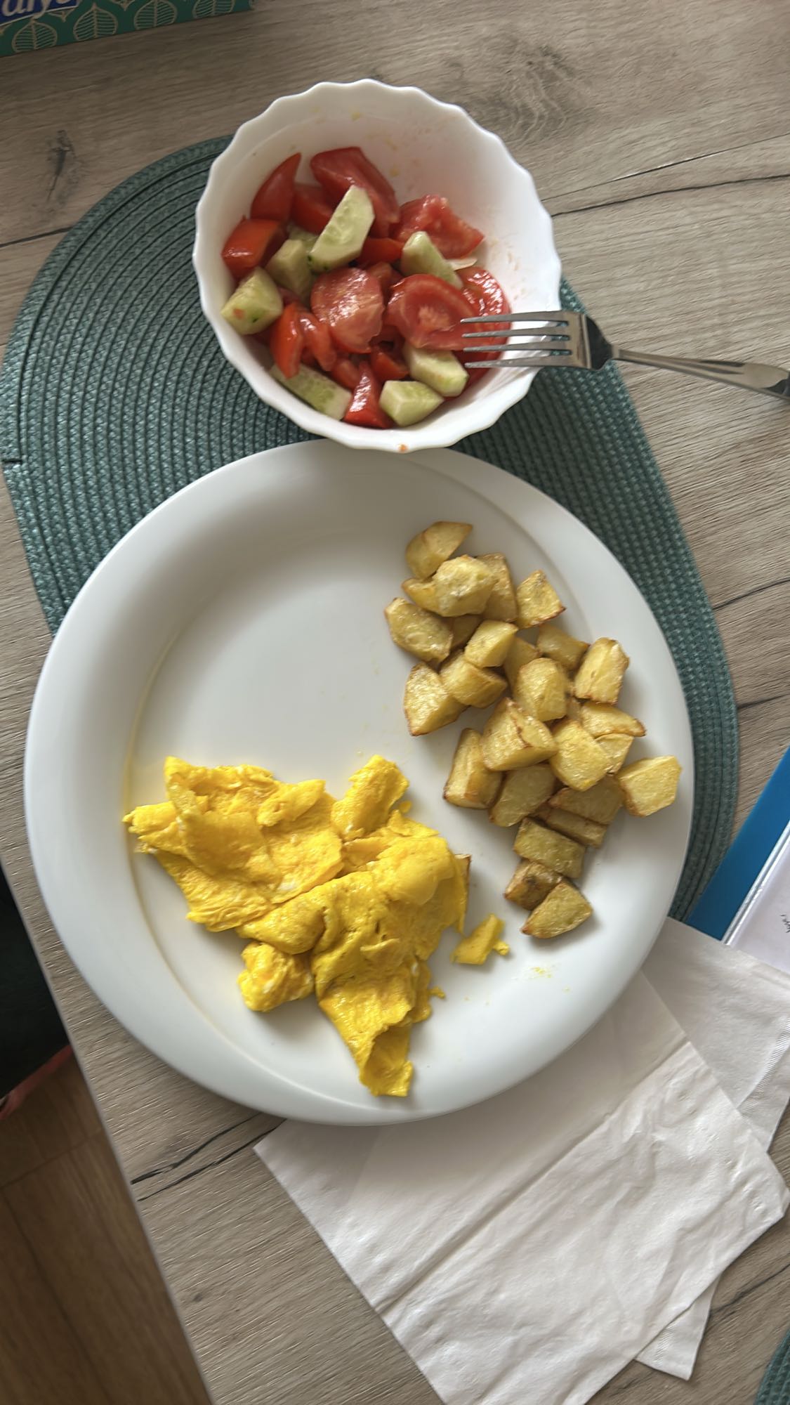 Mic dejun cu ouă și salată