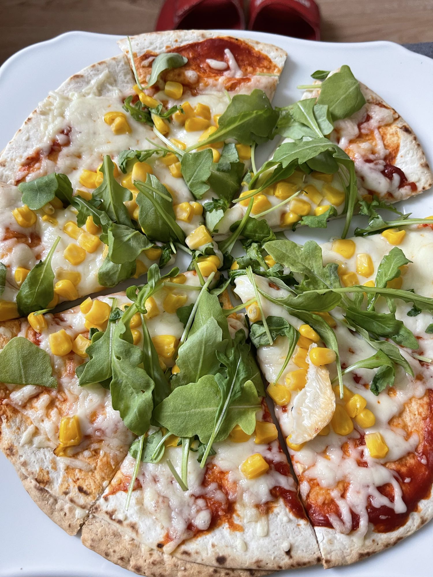 Pizza z rukolą i kukurydzą