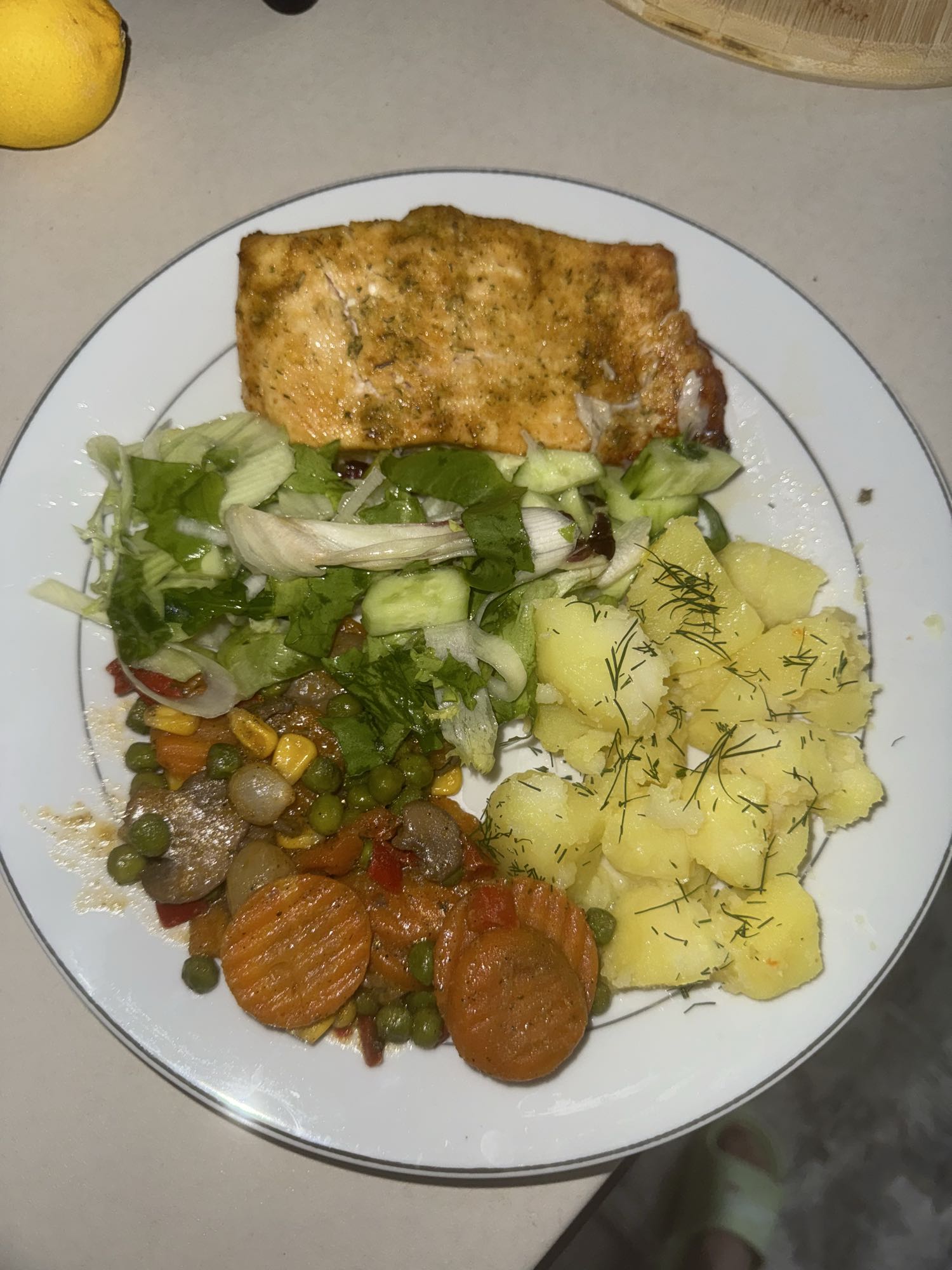 Somon cu legume și salată