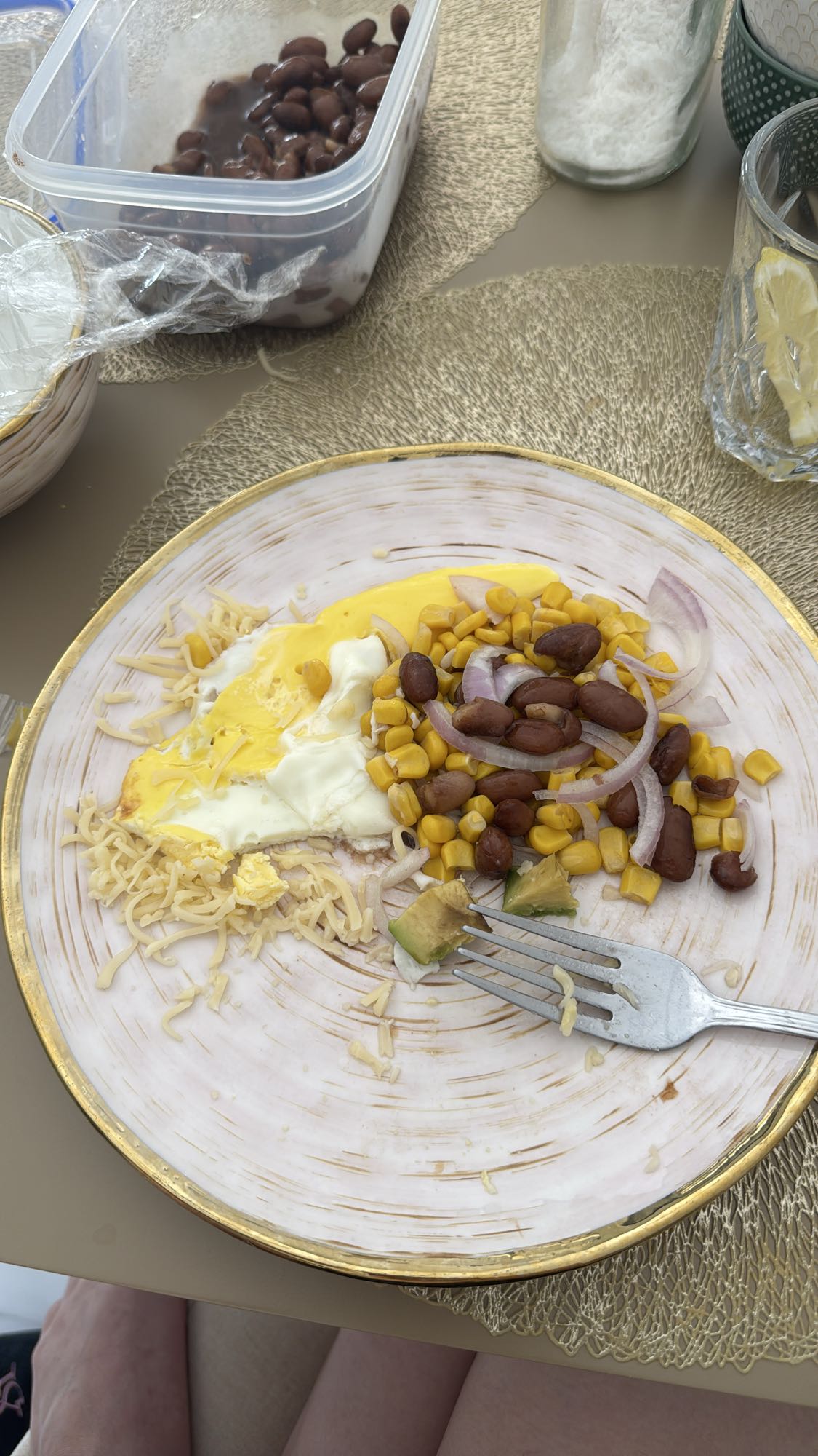 яичница с фасолью и сыром