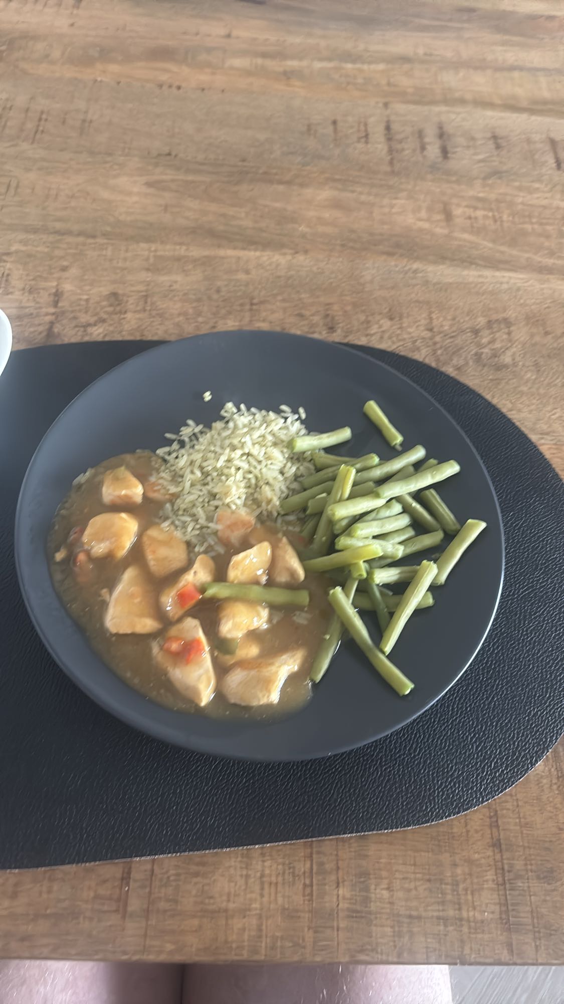 kip met rijst en bonen