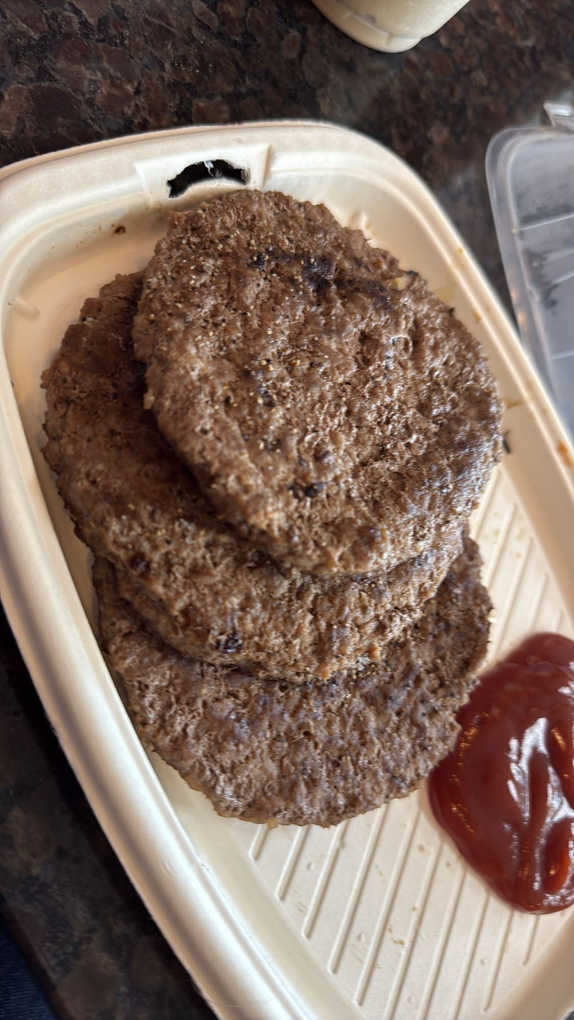 Galettes de boeuf et ketchup