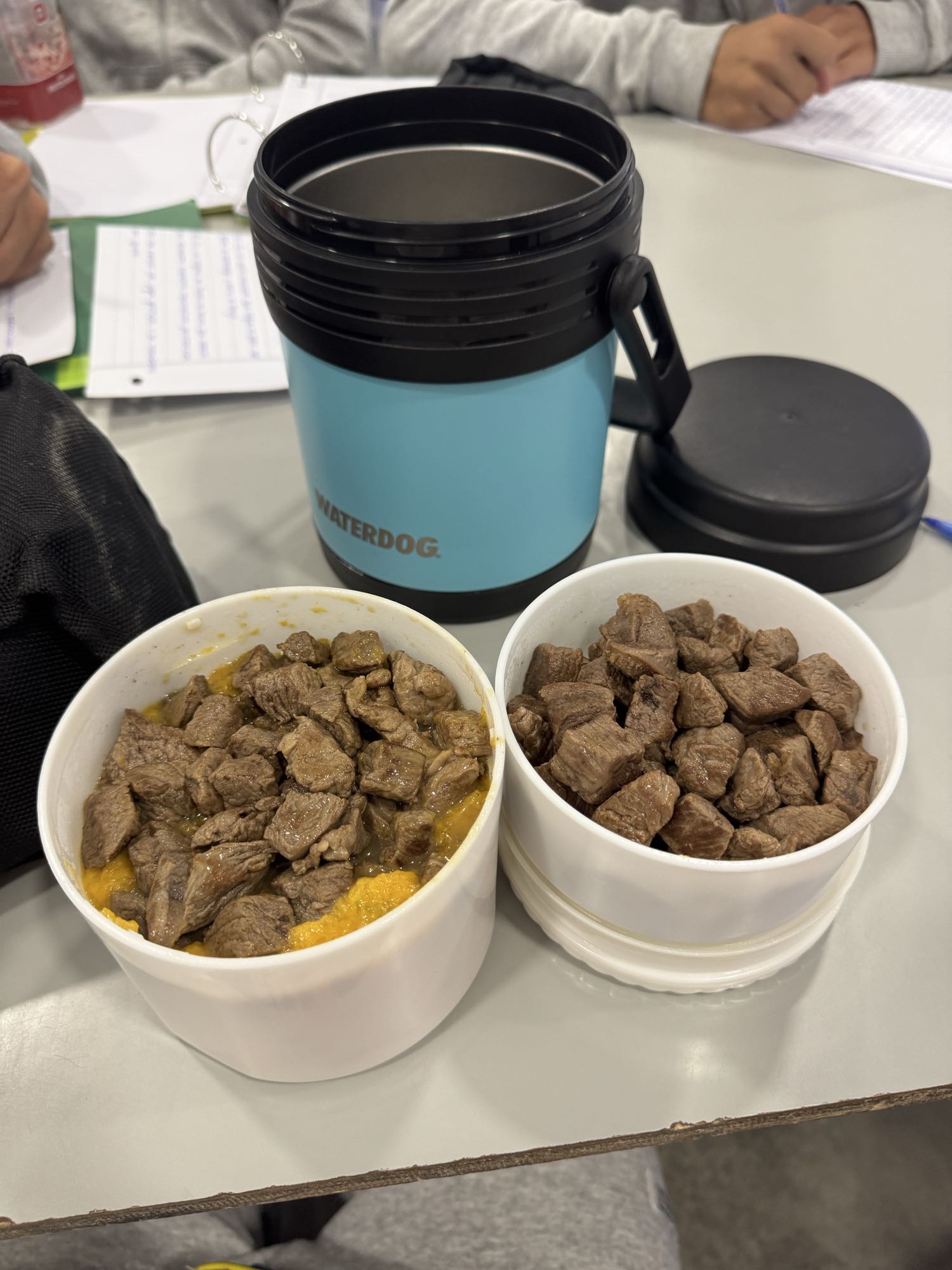 carne con puré y banana de postre