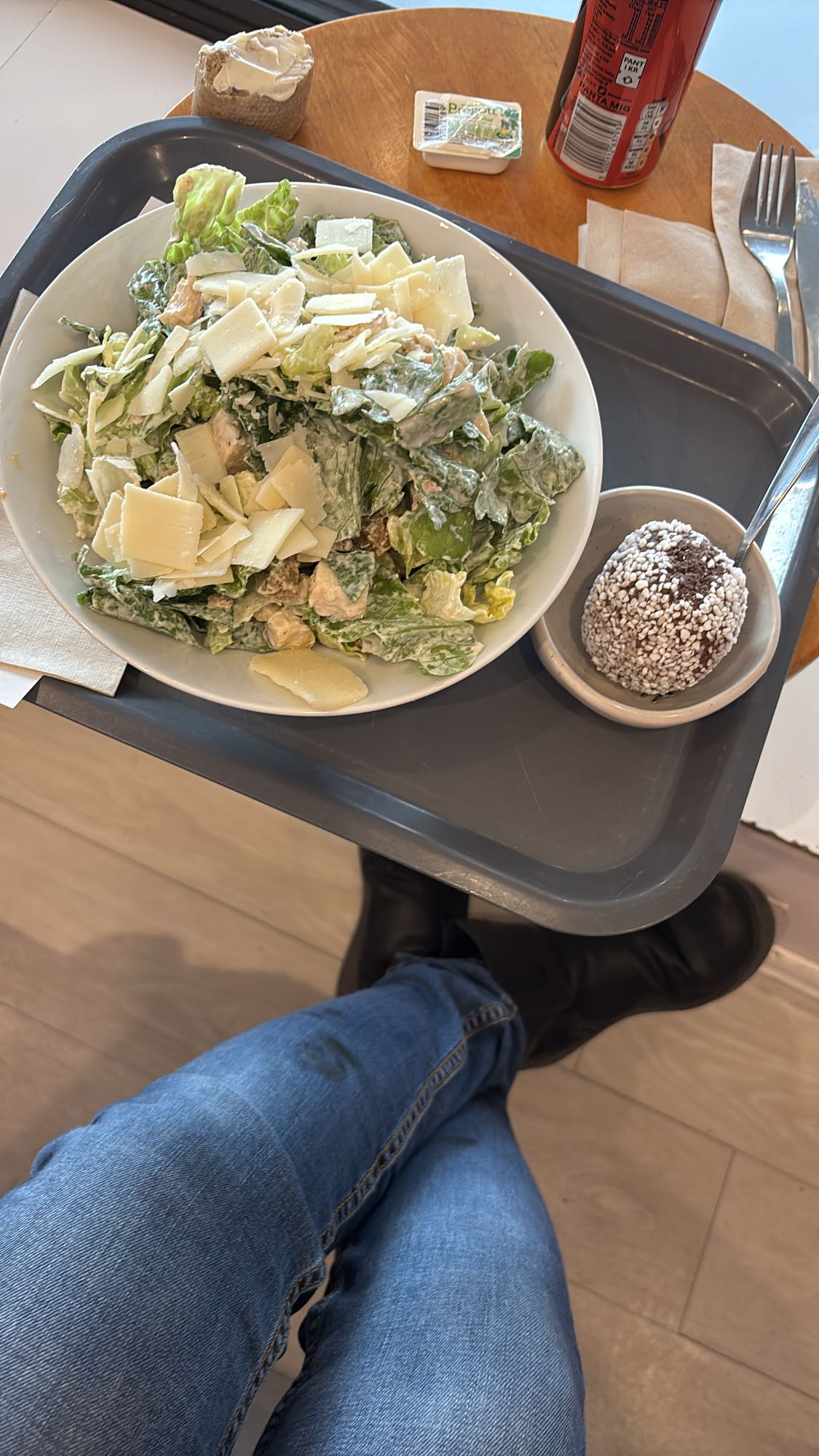 Caesarsallad med chokladboll