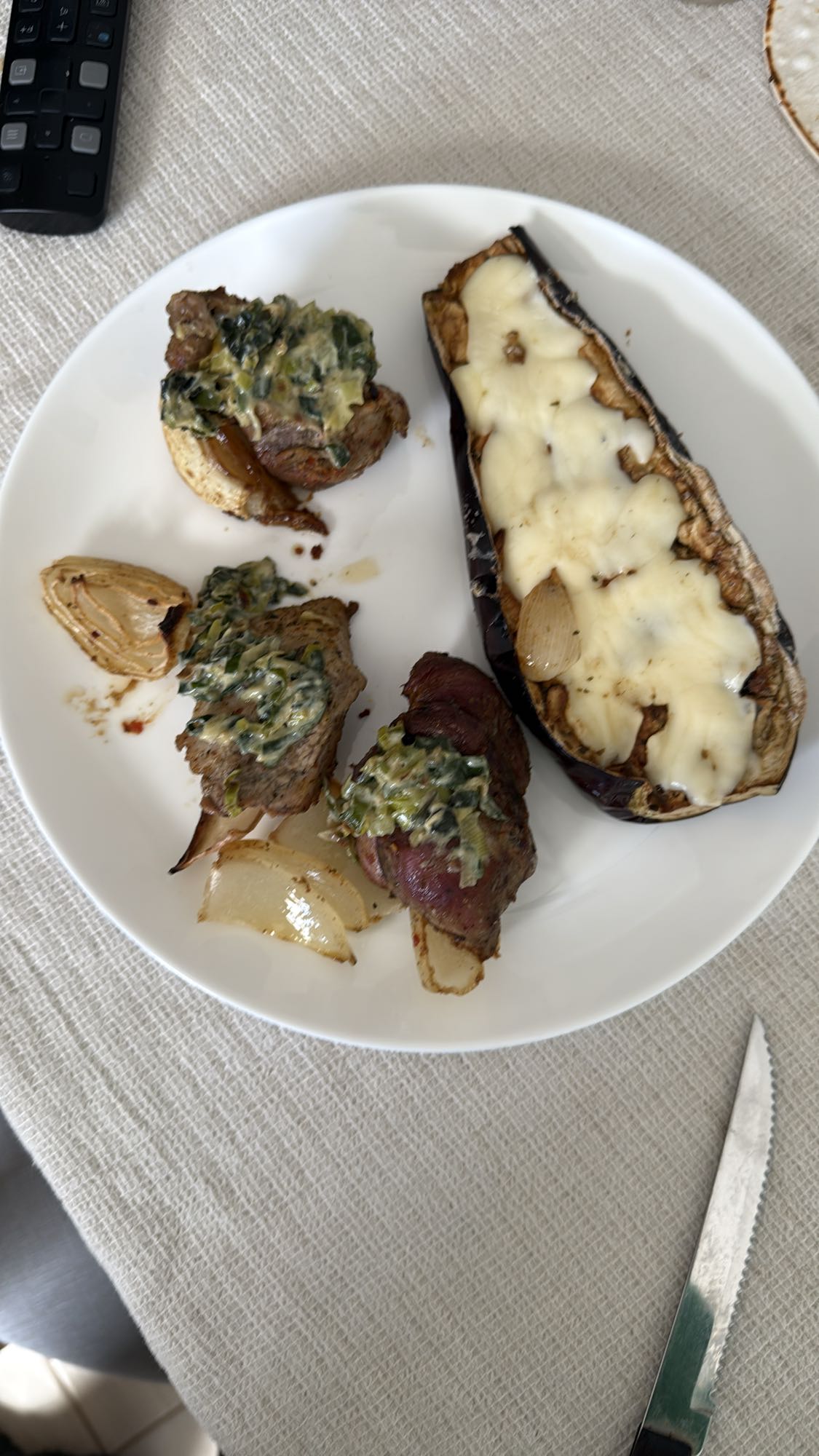 Berenjena y carne con cebolla