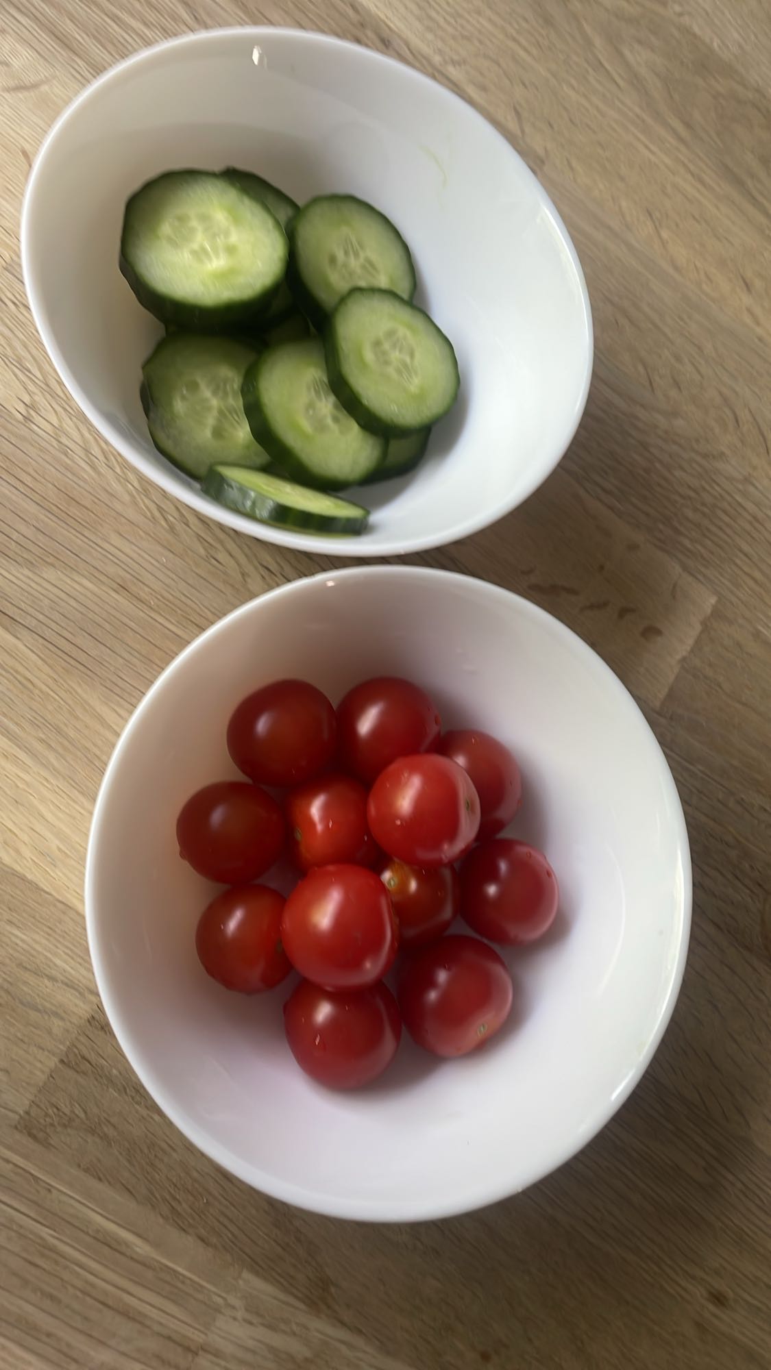 Komkommer en cherrytomaatjes