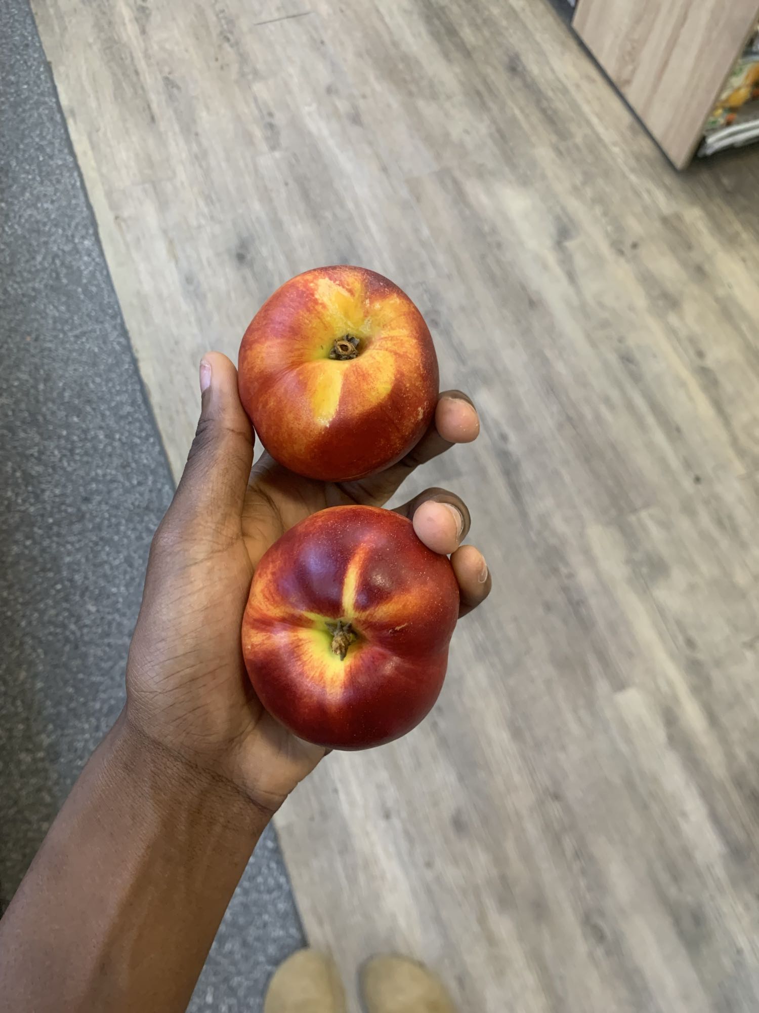 Deux nectarines fraîches