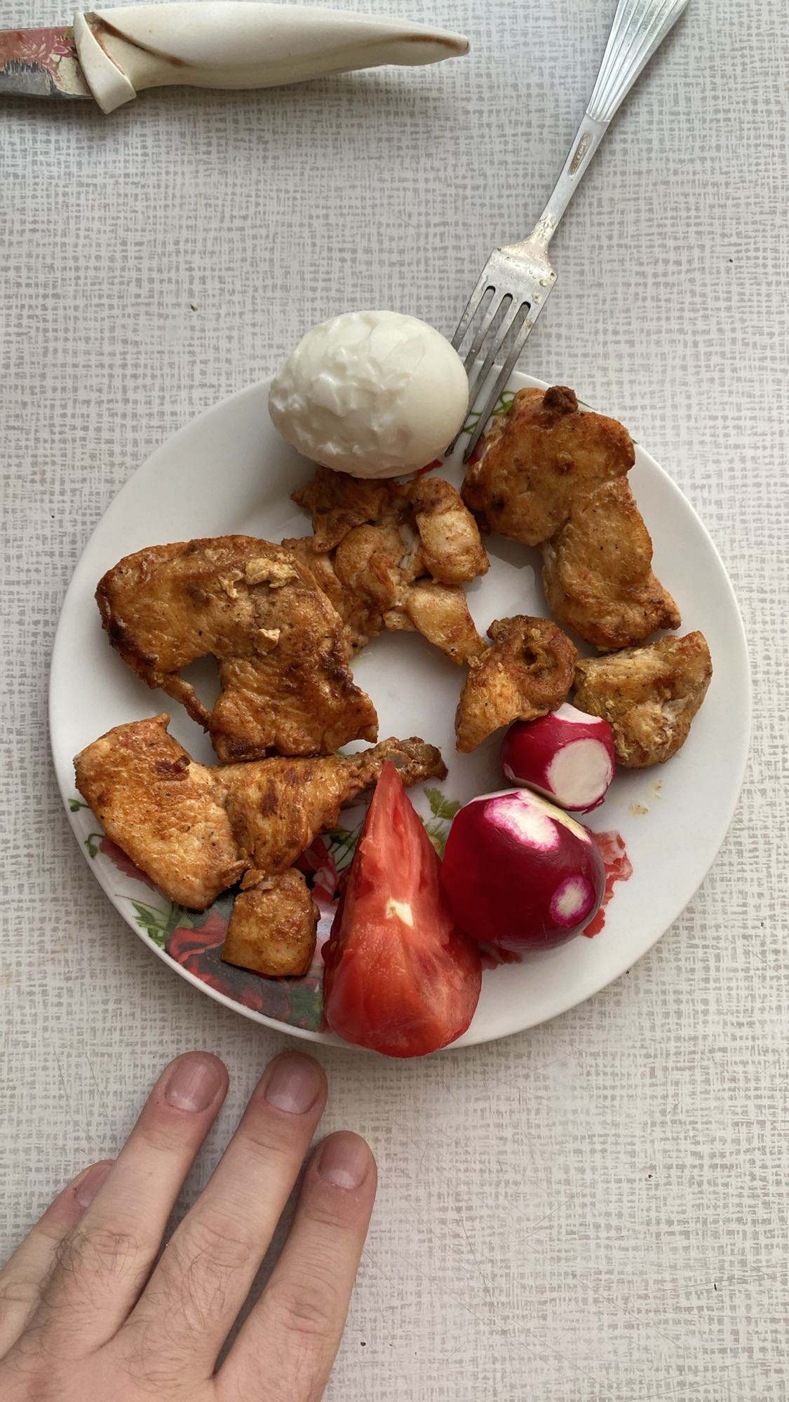 курица с яйцом и овощами