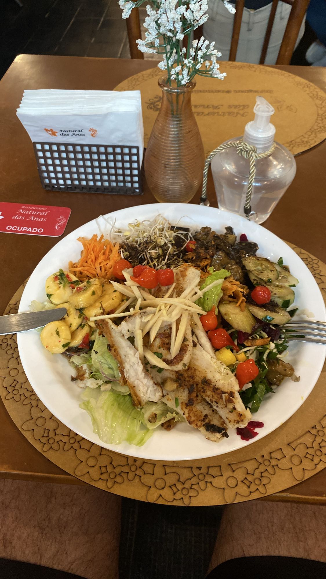 Salada com frango grelhado