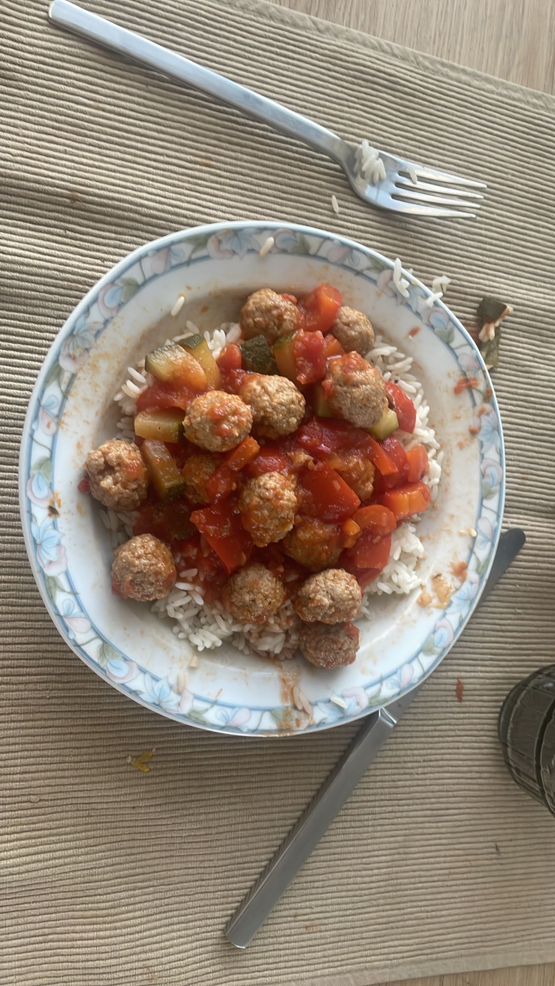 Rijst met gehaktballetjes