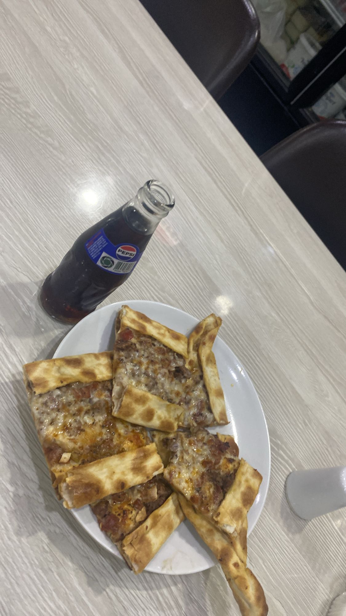Kıymalı pide ve kola
