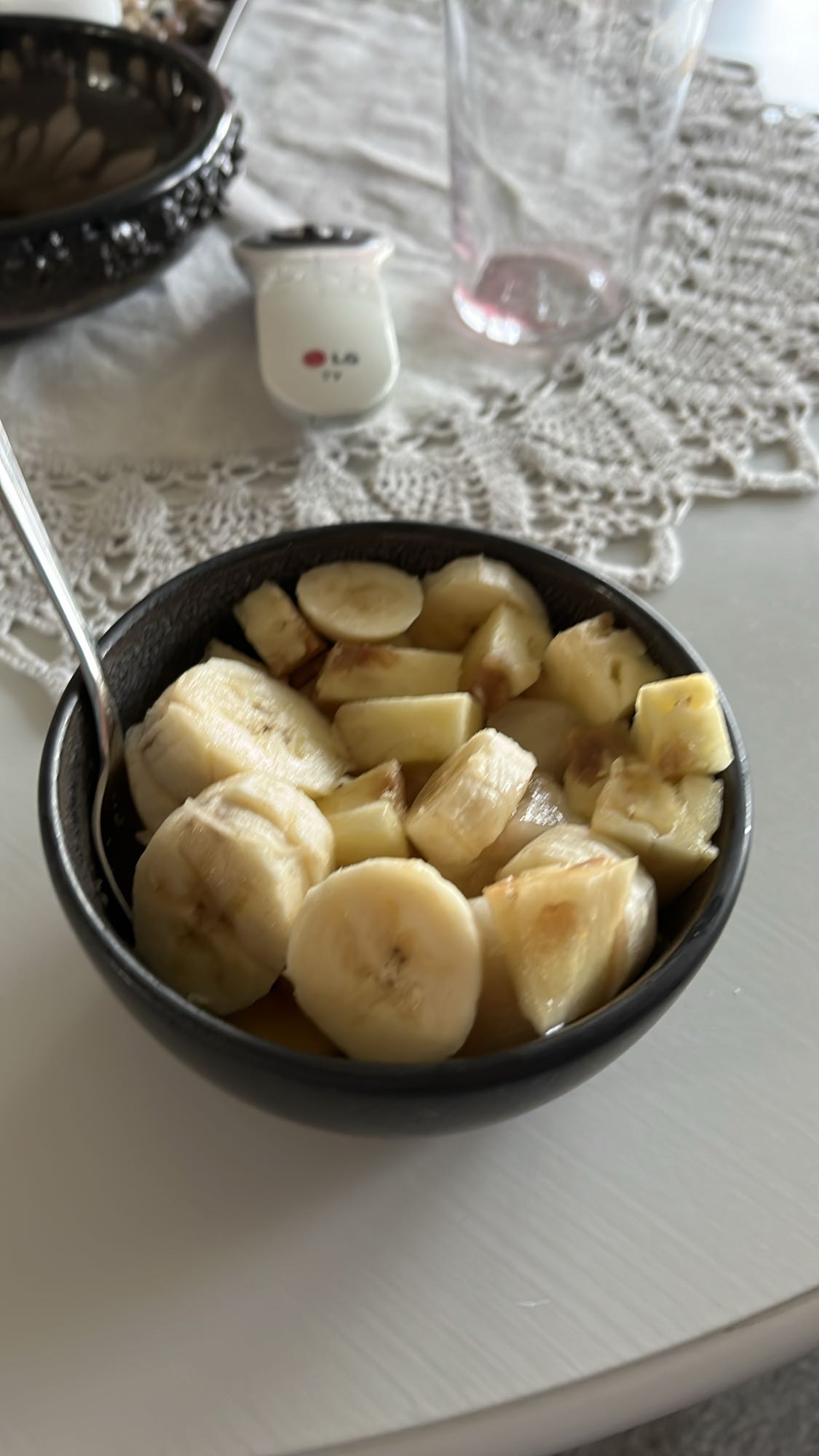 Skivad banan i skål