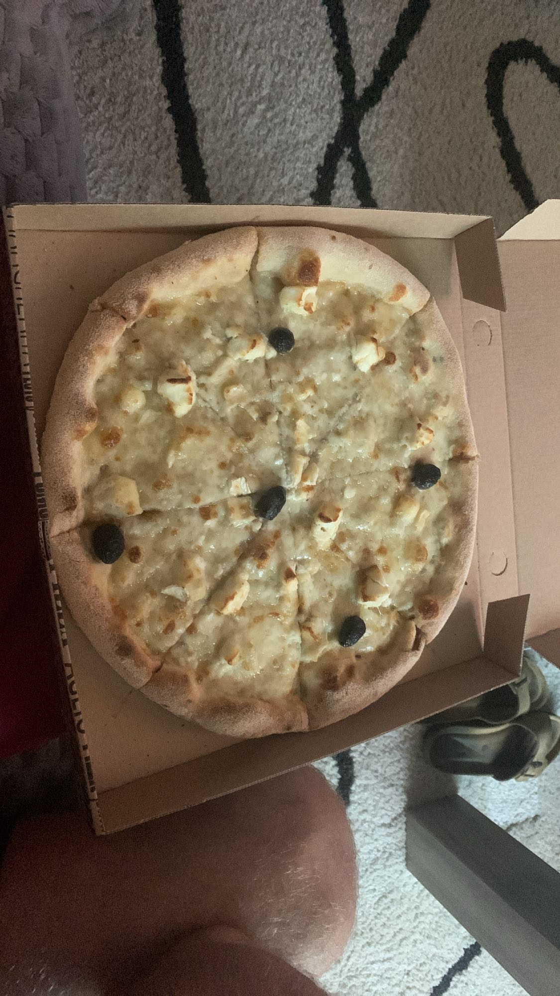 Pizza fromage de chèvre et olives
