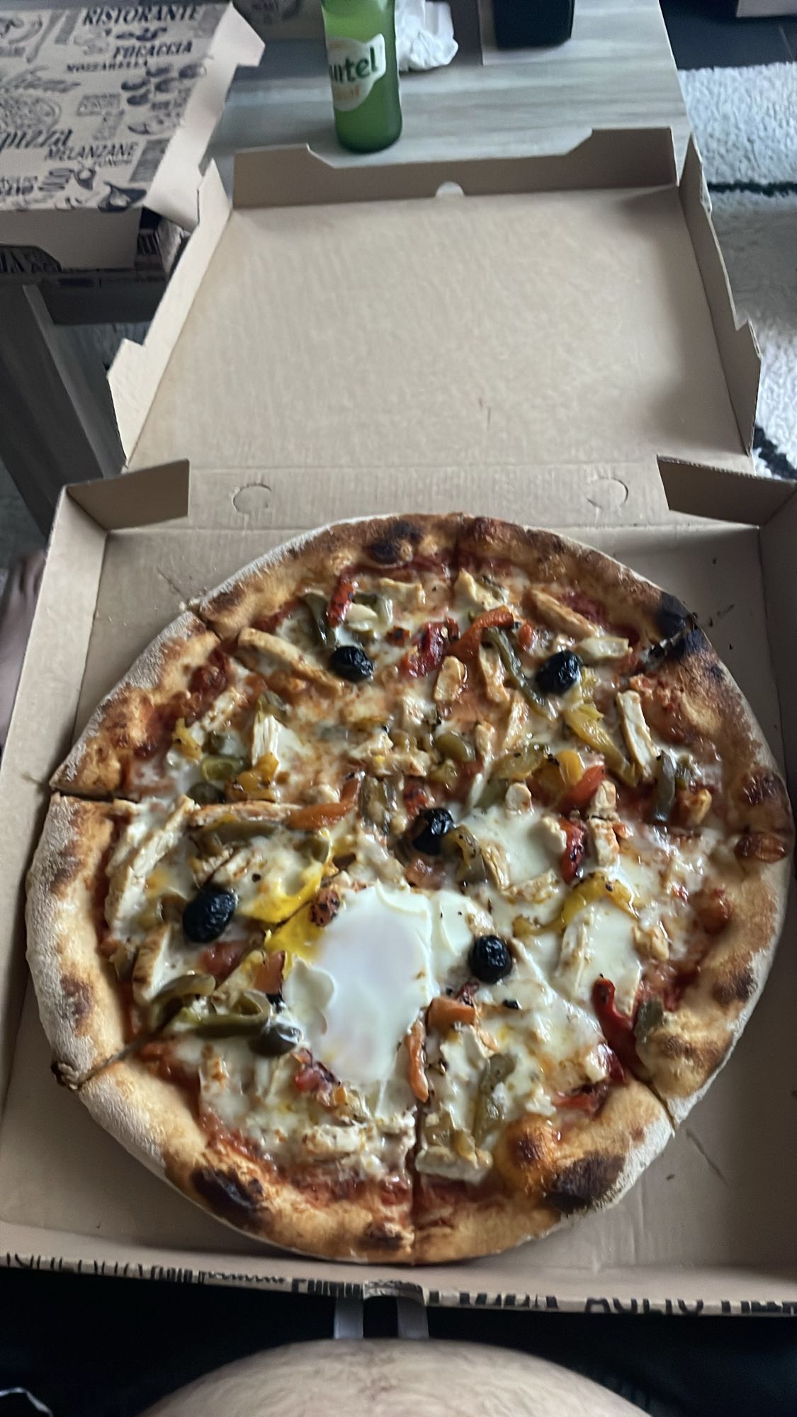 Pizza aux légumes et œuf